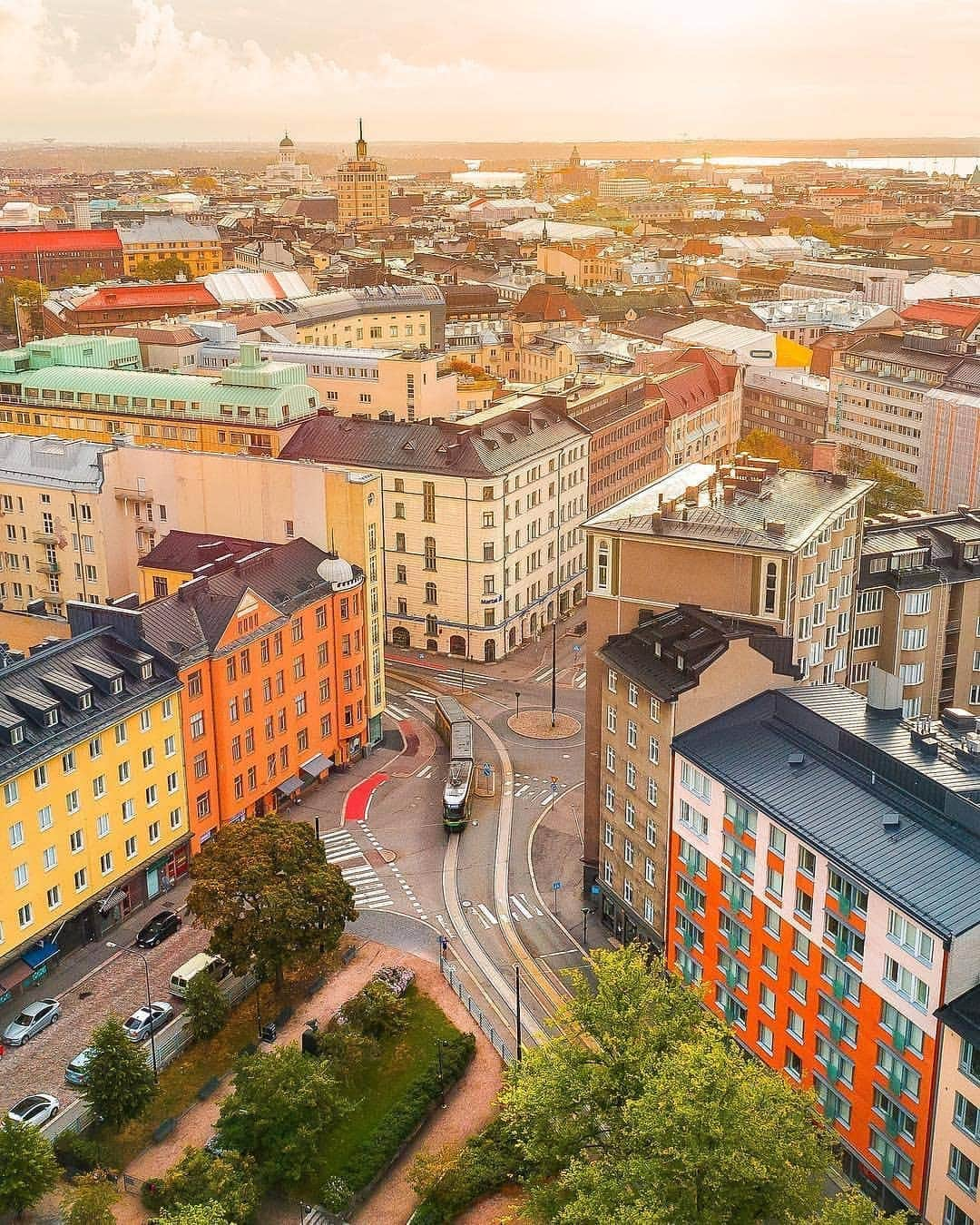 BEAUTIFUL DESTINATIONSさんのインスタグラム写真 - (BEAUTIFUL DESTINATIONSInstagram)「Today photographer, @omarelmrabt, and thousands of others are celebrating in the streets of Helsinki for Pride! #HelsinkiPride is the biggest cultural and human rights event in Finland. We wish everyone celebrating a happy #Pride. (📷: @omarelmrabt 📍: Helsinki, Finland)」6月29日 21時09分 - beautifuldestinations