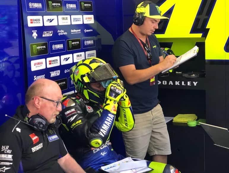 YamahaMotoGPさんのインスタグラム写真 - (YamahaMotoGPInstagram)「It’s hot in Assen this afternoon! But there’s no time to rest for @valeyellow46. He has the Q1 session coming up. . . #MonsterYamaha | #MotoGP | #DutchGP | #MonsterEnergy | #VR46」6月29日 21時10分 - yamahamotogp