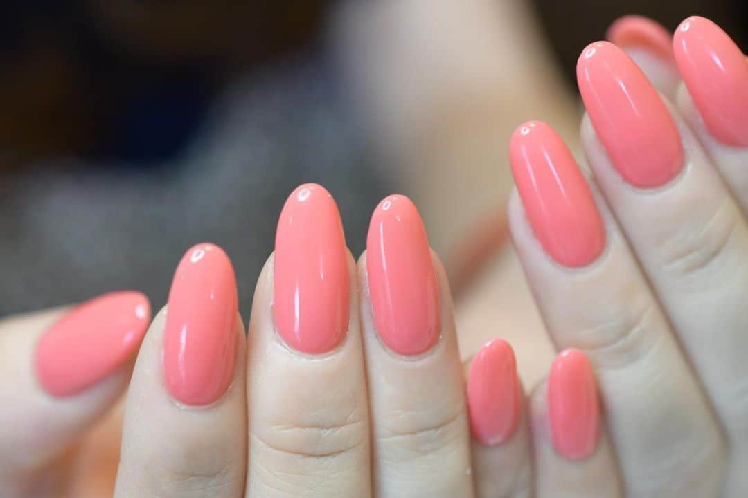 Yuka Maeda ::manicurelistのインスタグラム：「大阪市北区 梅田.中崎町.駅から徒歩7分🚶‍♀️ CADENAS nail eyelash  マツエクアカウント @cadenaseyelash LINE:@ cadenas 🆔検索🙋‍♀️ tel:06-4792-8617. cadenas.nail@gmail.com. . #ネイル #ネイルアート #ネイルデザイン #梅田ネイルサロン  #堂山町ネイル #大人ネイル  #フィルイン #ジェルネイル #jelnail #nails  #nailart #instagood #ワンカラー #大阪ネイルサロン  #上品ネイル #シンプルネイル  #ジェルデザイン #cadenas #カデナ #春ネイル #fashion #smile #love #美甲 #happy #newnails #loveit #シンプルネイル #コーラル」
