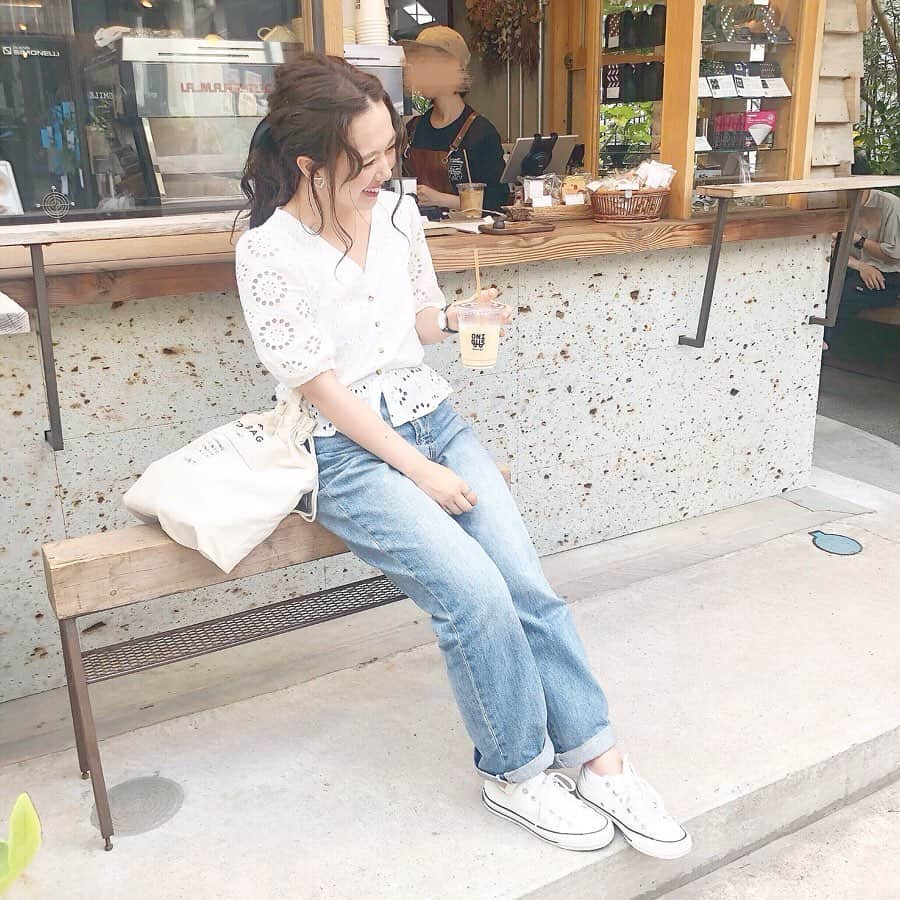 haruさんのインスタグラム写真 - (haruInstagram)「ㅤㅤㅤㅤㅤㅤㅤㅤㅤㅤㅤㅤㅤ ㅤㅤㅤㅤㅤㅤㅤㅤㅤㅤㅤㅤㅤ ㅤㅤㅤㅤㅤㅤㅤㅤㅤㅤㅤㅤㅤ #ootd ㅤㅤㅤㅤㅤㅤㅤㅤㅤㅤㅤㅤㅤ ㅤㅤㅤㅤㅤㅤㅤㅤㅤㅤㅤㅤㅤ ちょことカフェ行った時のコーデ☺💕 ㅤㅤㅤㅤㅤㅤㅤㅤㅤㅤㅤㅤㅤ 白とデニムで爽やかに𓅯 ⠜ ブラウスが女の子っぽいので リボンをつけました(˶‾᷄ ⁻̫ ‾᷅˵)🎀 ㅤㅤㅤㅤㅤㅤㅤㅤㅤㅤㅤㅤㅤ ❤︎ tops : #fifth ❤︎ pants : #pageboy ❤︎ bag : #fuente ❤︎ ribbon : #anemone ㅤㅤㅤㅤㅤㅤㅤㅤㅤㅤㅤㅤㅤ 明日は カフェと2つ投稿しますね☺❤️ ㅤㅤㅤㅤㅤㅤㅤㅤㅤㅤㅤㅤㅤ ㅤㅤㅤㅤㅤㅤㅤㅤㅤㅤㅤㅤㅤ #プチプラ#プチプラコーデ#コットンレースフラワーブラウス#fifthtl #フィフス#レース @fifth_store  #harucd」6月29日 21時14分 - __haru3