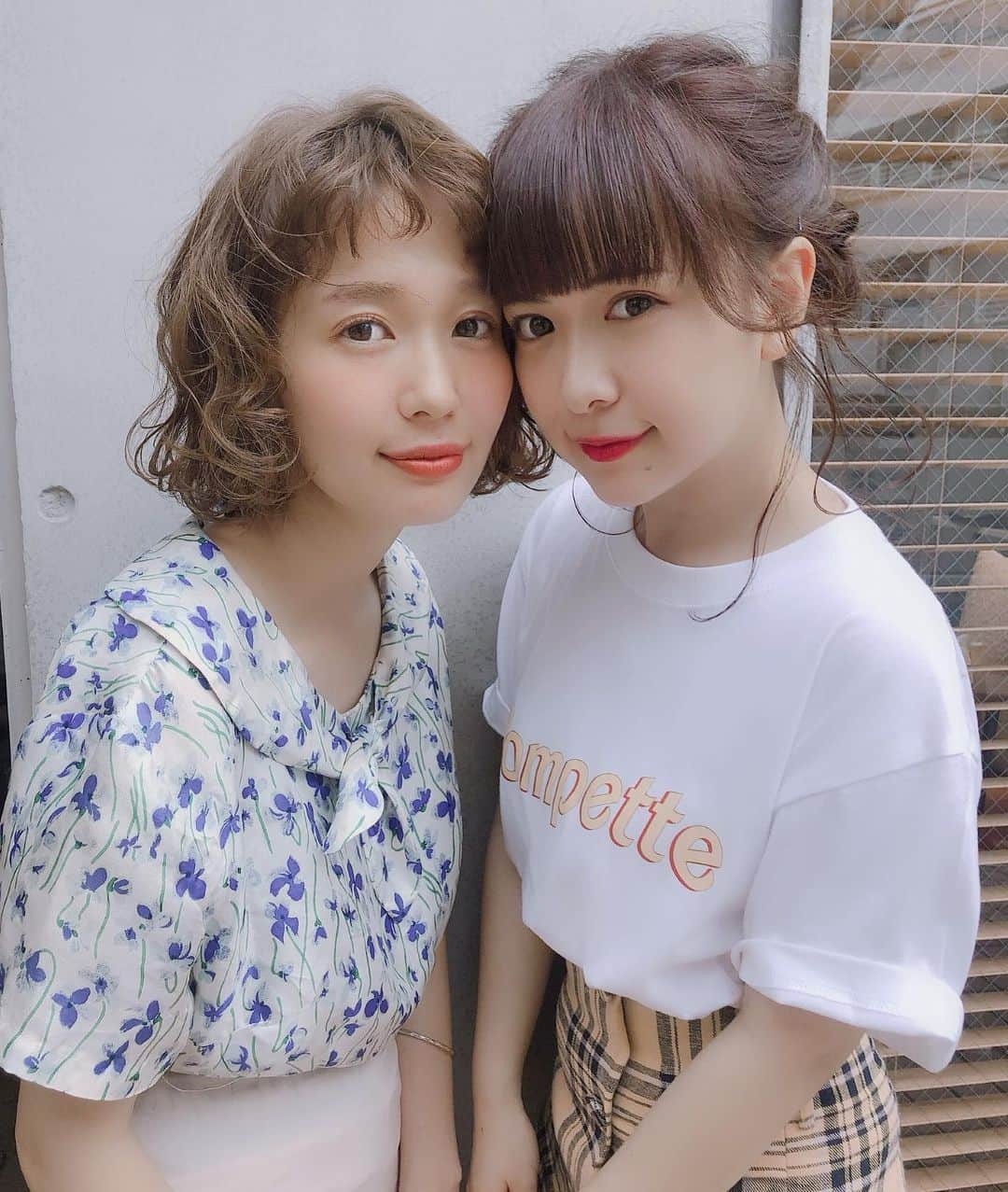 柴田紗希さんのインスタグラム写真 - (柴田紗希Instagram)「くりくりヘアー そして #私服さん #しば服 @jonney427 さんに 髪をトリートメントしてもらったあとふわふわにもしてもらったよ♡ 私服もお気に入りです🌷 (タグ付けしておくね)」6月29日 21時25分 - shibasaaki