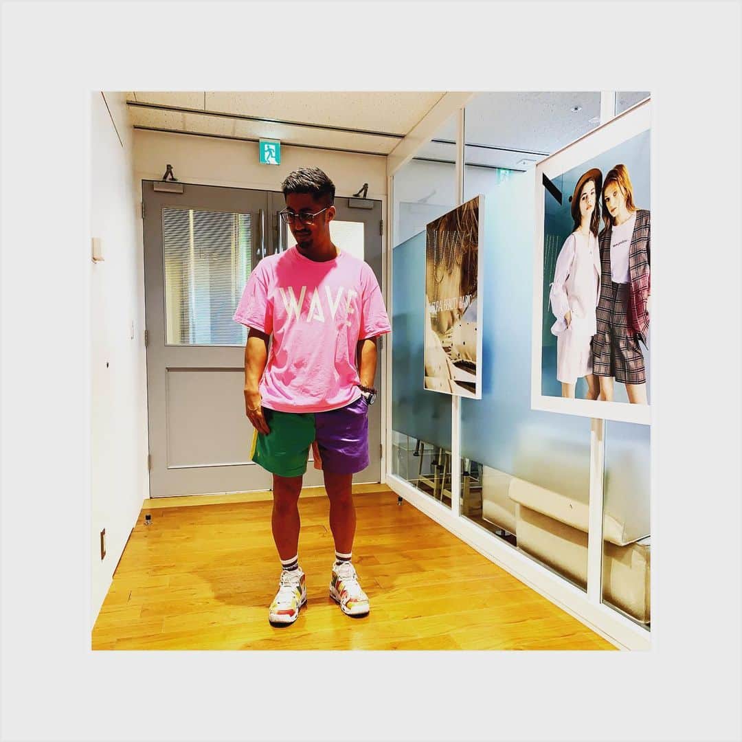 小林 ディスカスさんのインスタグラム写真 - (小林 ディスカスInstagram)「と言う訳で、 この日は、 大好きWAVE TシャツのネオンPINKに、 Ralph Laurenのパネル切り替えショートパンツを合わせましたっ👱🏾‍♂️💖💖💖💪🏾 初夏先取りっ子テンション🏄‍♂️ #tokyo #japan #fashion #ファッション #ネオンピンク #wave #mistergentleman #ralphlauren #nike #moreuptempo #street #mode #ストリート #coloroflife #東京」6月29日 21時30分 - discus_kobayashi