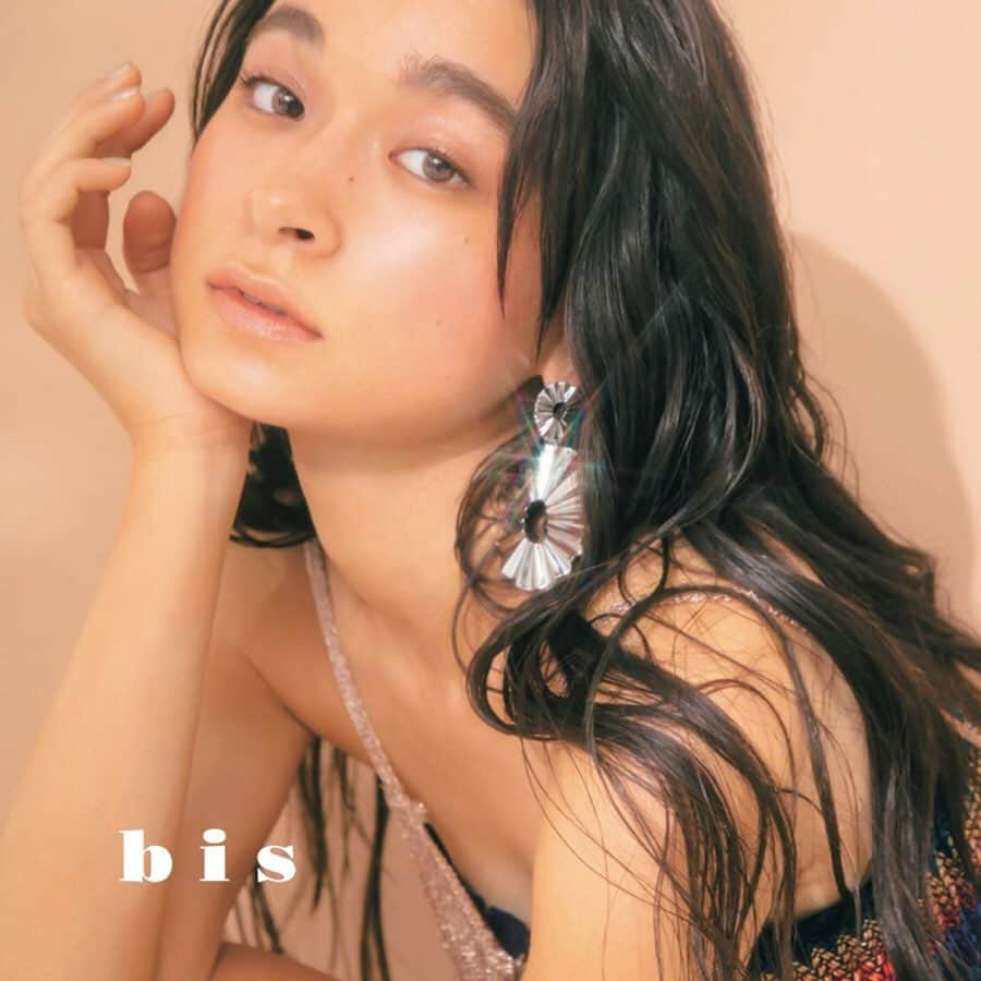 bis_web bis [ビス] さんのインスタグラム写真 - (bis_web bis [ビス] Instagram)「🌷 bis July 2019 🌷﻿﻿﻿﻿﻿ ﻿﻿﻿﻿﻿ IN HER EYES 「 自分だけの境界線 」﻿﻿﻿﻿﻿ ﻿﻿﻿﻿﻿ ［ 気分で選ぶ 4大サマーメイクアップ ］﻿﻿ ﻿メイク企画に登場した﻿﻿ 弓ライカちゃん @yumi_raika  の﻿﻿ サイン入りチェキを抽選で1名さまにプレゼント！﻿﻿ ﻿﻿ ﻿﻿ 応募方法は﻿﻿ ・@bis_web をフォロー﻿﻿ ・この投稿にいいね❤️﻿﻿ ・サロンに通うジェルネイル派かセルフネイル派かコメントしてね！﻿﻿ ﻿﻿ 締め切りは2019年7月6日﻿！﻿ ご応募お待ちしております💕﻿﻿ ﻿﻿ ﻿﻿ ﻿﻿ #bis #bis_web #弓ライカ #model #モデル #チェキ #プレゼント #プレゼント企画 #プレゼントキャンペーン #撮影 #shooting #雑誌 #夏 #夏メイク #コスメ #メイク #make #コスメ好きさんと繋がりたい #cosme #ボブ #ショートヘア #ネイル #nail #アクセ #アクセサリー #accessory #小麦肌」6月29日 21時32分 - bis_web