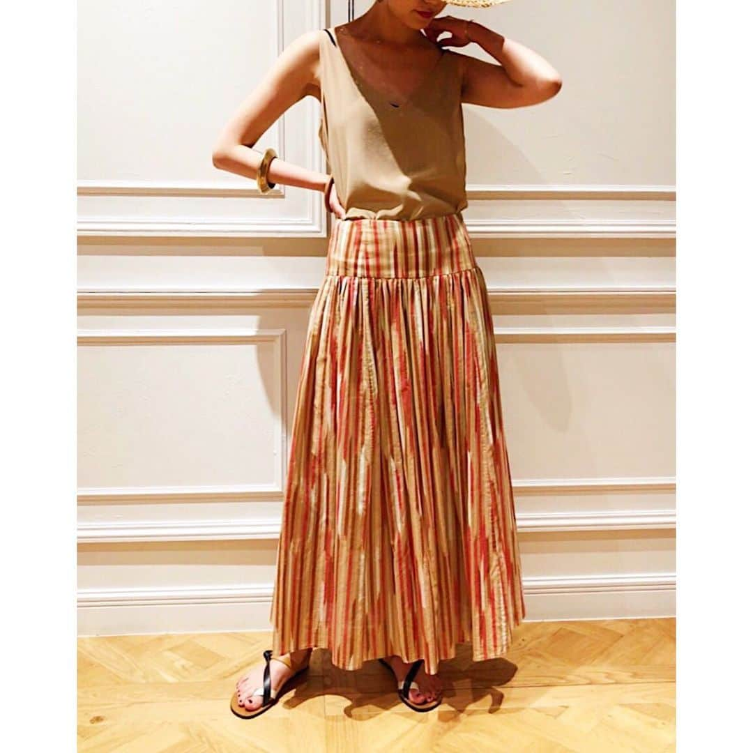 IÉNA LA BOUCLEさんのインスタグラム写真 - (IÉNA LA BOUCLEInstagram)「recommend skirt﻿ --------------------------------﻿ ﻿ 今年ぽさをより演出してくれる﻿ カラーリングのストライプ柄。﻿ 華やかに演出してくれます!﻿ ﻿ ウエスト部分のギャザーが﻿ すっきりと見せてくれます…♥﻿ ﻿﻿ --------------------------------﻿﻿﻿﻿﻿﻿﻿﻿﻿﻿﻿﻿ ﻿ skirt【IENA LA BOUCLE】﻿ ¥26,000+ tax﻿ size:34.36.38﻿ no.19060914142020﻿ ﻿ camisole【IENA LA BOUCLE】﻿ ¥14,000+tax﻿ col:キャメル.グリーン.アカ﻿ no.19051914302010﻿ ﻿ #iena_la_boucle﻿﻿﻿﻿﻿﻿﻿﻿﻿﻿﻿﻿﻿﻿ #laboucle #iena﻿﻿﻿﻿﻿﻿﻿﻿﻿﻿﻿﻿﻿﻿ #boucle_19ss﻿﻿﻿﻿﻿﻿﻿﻿﻿﻿﻿」6月29日 21時34分 - iena.la.boucle.store