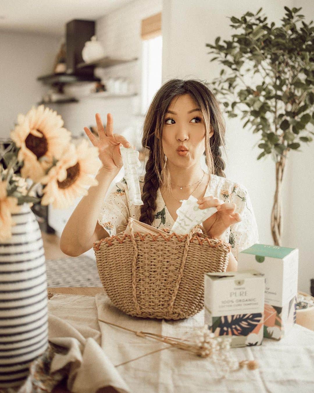 W E Y L I Eのインスタグラム：「Swipe for my glow up as your tampon girl 😂 I never leave the house without tampons in my bag, because you never know when you or a girlfriend may need one! Many of you may have found me back in 2010- in my How to Put on a Tampon video. Until this day people call me the ‘tampon girl’ and I cannot be more proud 😂 I’m so excited to share that @tampax & @always_brand now launched PURE- a new line of 100% organic cotton core tampons and pads with a 100% organic cotton top layer. Both are free of chlorine bleaching, dyes, and fragrances. I also love that the tampon applicator is composed of 90% plant based materials- just simple ingredients with protection you can trust! In case you’re wondering- yes I am screaming inside to be working with @tampax 😂 #PUREandEasy #ad」