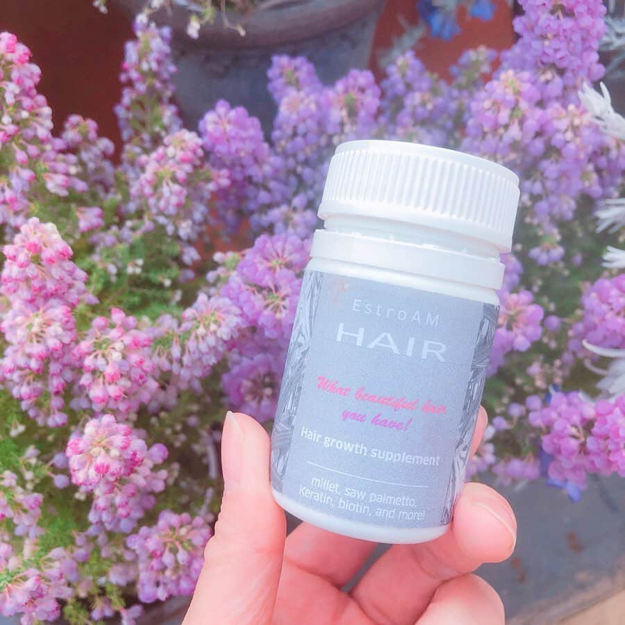 田中マヤさんのインスタグラム写真 - (田中マヤInstagram)「健康な髪の毛は毛根から😌✨ 毎日続ける事ってやっぱり大切だなぁ〜と思いながら ゴクリ💊 ◾️エストロアムヘアー @estroam.hair ・ 美髪になる為に必要な成分だけを 閉じ込めたサプリ✨ 配合されている ◾️ビオチン 髪に構成するケラチンの合成に関わり白髪の改善にも。 髪に色を付ける色素細胞（メラノサイト）を活性化させる働きがあると言われている。 白髪予防に！ ・ ◾️ノコギリヤシ 最近では、 髪への影響も注目されており、 ミレットエキスとの同時服用で 薄毛や抜け毛などの予防や改善に ◾️ミレットエキス キビの一種から抽出されたエキス。 ヨーロッパでは古くから飲む育毛剤として愛用されていたみたい。 ◾️ケラチン 髪の主成分となるケラチン。 18種類のアミノ酸からなるタンパク質のこと。 髪の90%以上を占める成分。 ・ 1日3錠を食後に😌✨ ・ #美髪サプリ #育毛 #エストロアムヘアー #estroam #estroamhair #hair #instagood #instadaily #instabeauty #beauty #love #셀스타그램 #셀피 #셀카 #일상 #데일리 #뷰티 #미용 #좋아요」6月30日 8時26分 - tanakamaya__official