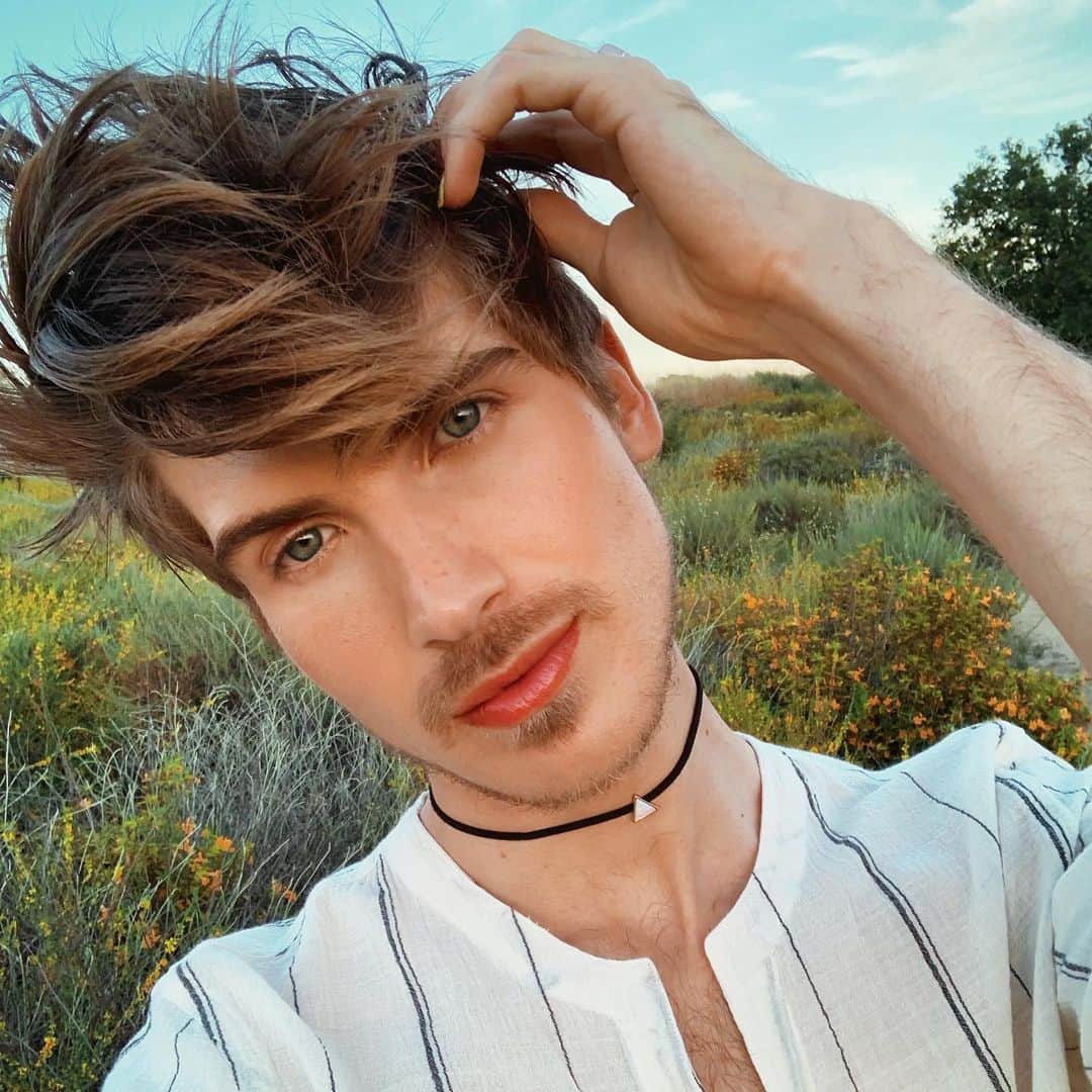 ジョーイ・グレーセッファのインスタグラム：「It’s official. I miss my old hair. 😝 it’s also official...NEW @CRYSTALWOLF IS HERE! 🔥 opal chokers, bandannas, rings, earrings + more! they’re all suuuuuper cute...link in bio to shop! 😘」
