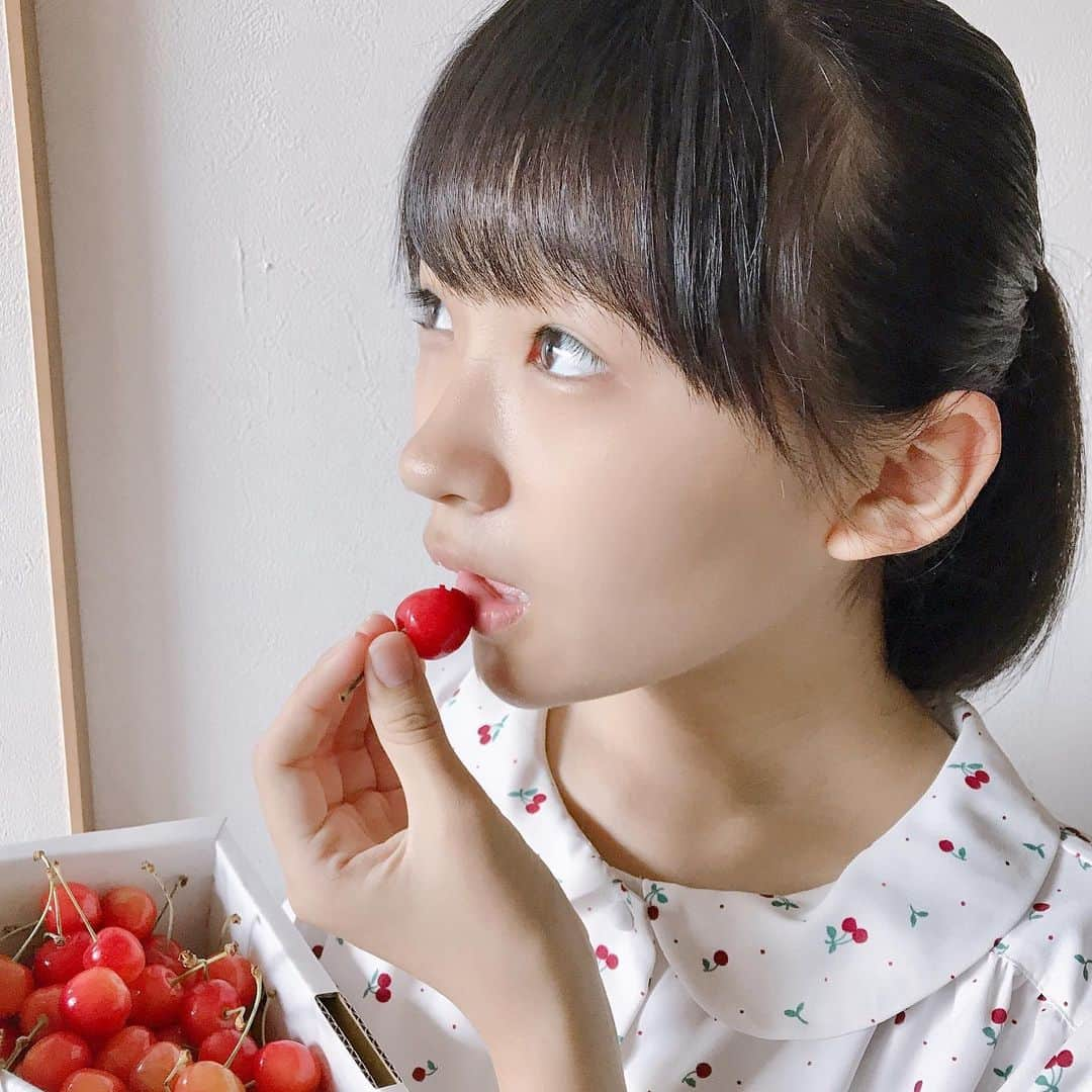 前野えまさんのインスタグラム写真 - (前野えまInstagram)「山形から美味しいさくらんぼが届きました🍒  #さくらんぼ  #山形  #山形グルメ  #美味しい  #美味しいもの  #フルーツ  #前野えま」6月30日 7時01分 - maeno_ema