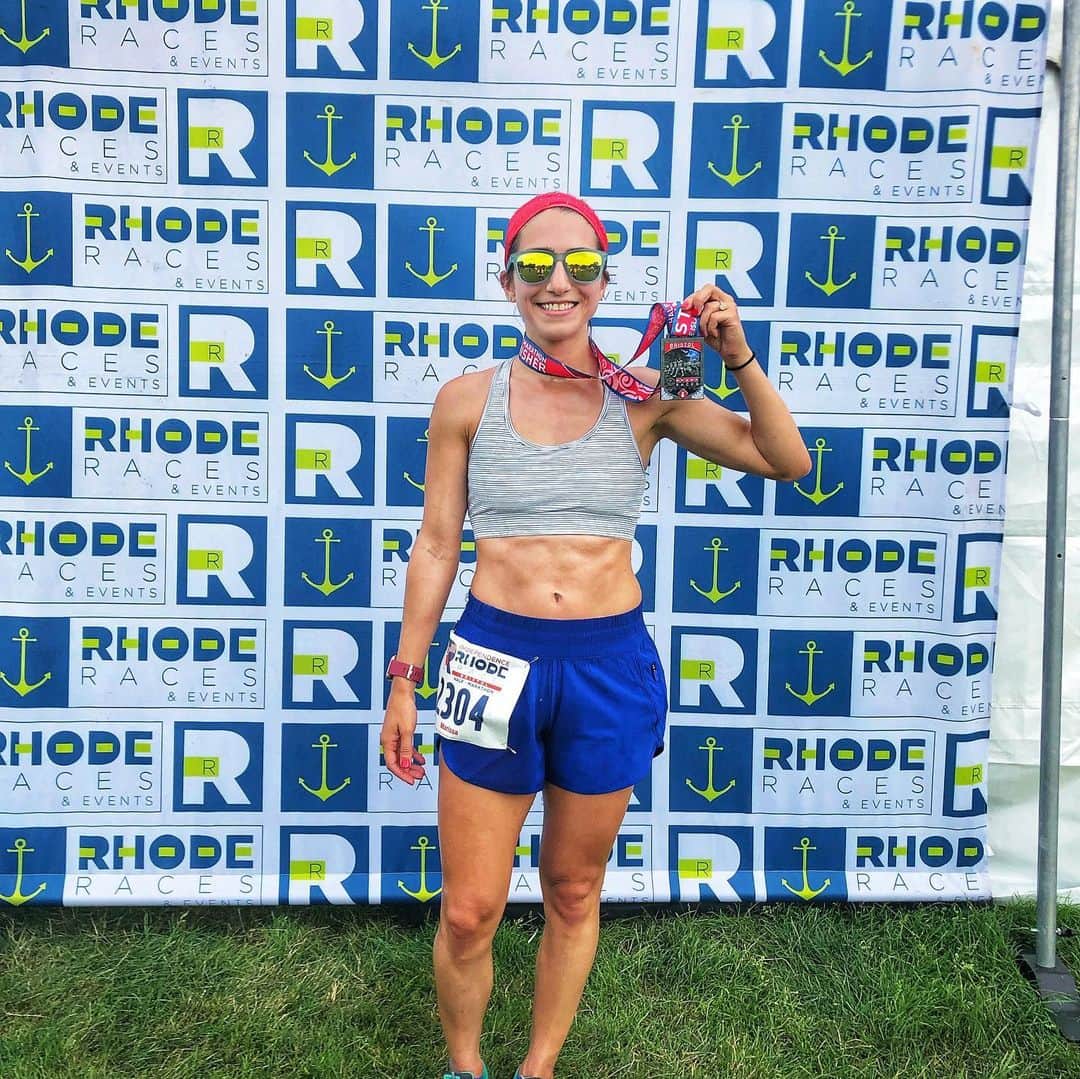 マリッサ・キャステリのインスタグラム：「Bristol Independence half marathon! Got a new PR! . . . . . . *#halfmarathon #rhoderunner #bristol #independencehalfmarathon #rhoderace #runhappy #newengland #runningmotivation #running」
