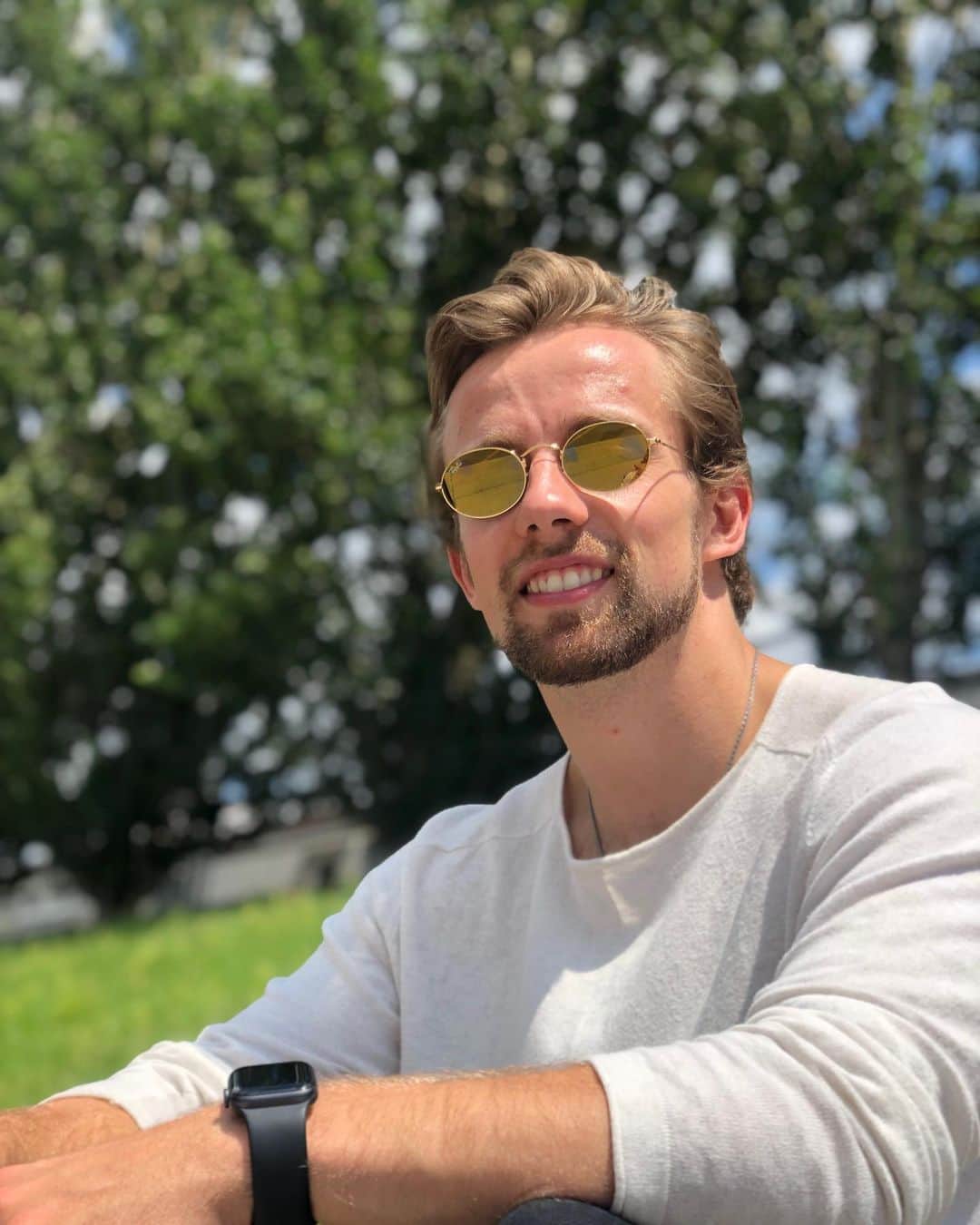 ジャン＝リュック・ベイカーのインスタグラム：「Summer has arrived! 📷: @kait_hawayek  #summer #montreal #raybans #smile #style」