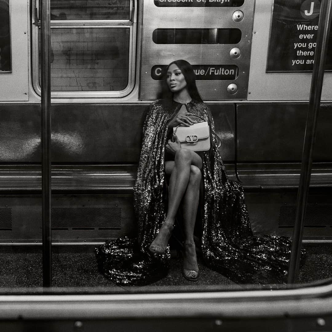Valentinoさんのインスタグラム写真 - (ValentinoInstagram)「Travel allows for a moment of internal reflection. On the C train in New York, @naomi carries the #VSLING bag for the #Valentino Garavani #PreFall19 accessories campaign, shot by @inezandvinoodh under the creative direction of @pppiccioli.」6月30日 7時31分 - maisonvalentino