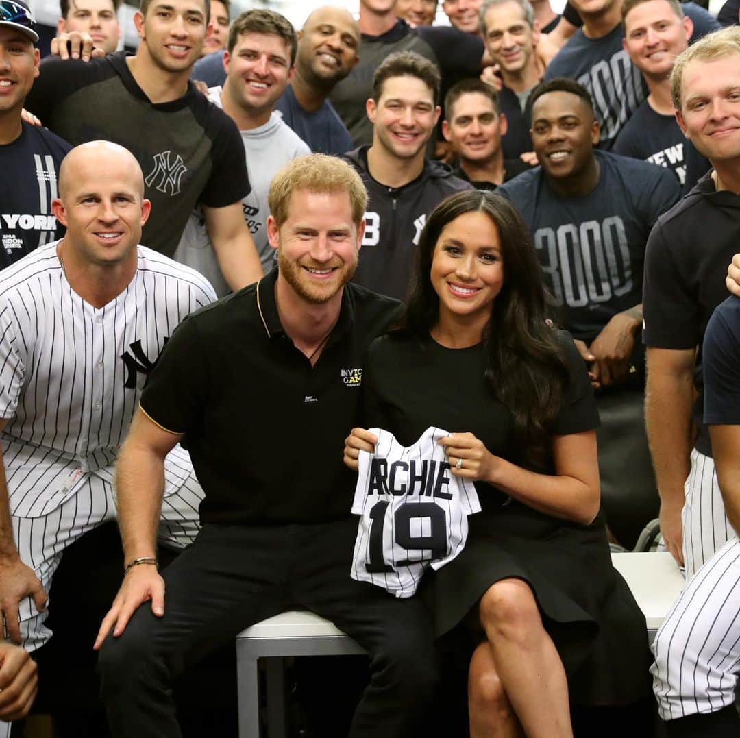 Good Morning Americaさんのインスタグラム写真 - (Good Morning AmericaInstagram)「Prince Harry and Meghan attend historic baseball game in London and receive gifts for little baby Archie from the New York @yankees and the Boston @redsox! See link in bio for more.」6月30日 7時24分 - goodmorningamerica