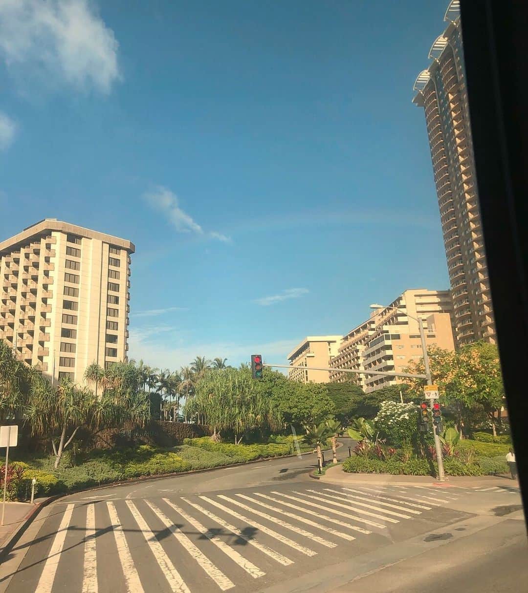 ちょびさんのインスタグラム写真 - (ちょびInstagram)「2日目の朝、サンドバーに 向かう途中のうっすら虹🌈 どこをとっても最高な街並み👨🏻‍🦰🌺 . #天使の海#サンドバー#ウミガメウォッチング#ハワイ#シェラトンワイキキ #hawaii」6月30日 7時34分 - kaoriririn15