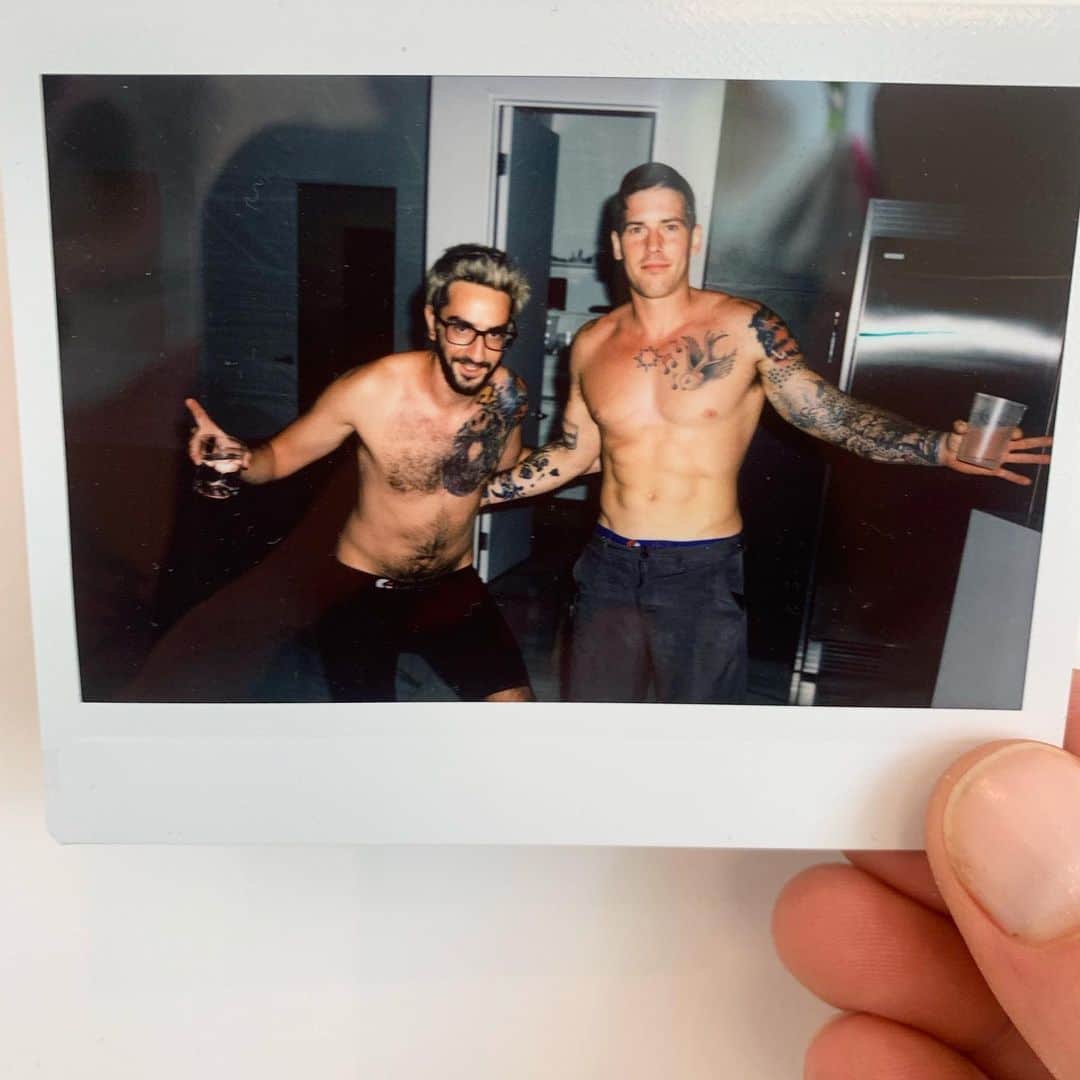 ザッキー・ヴェンジェンスのインスタグラム：「Saturdays are for the boys 🍹 #goodboys #noshirt #noshoes #drinking #tattoos #polaroid #bros #photography #depth」