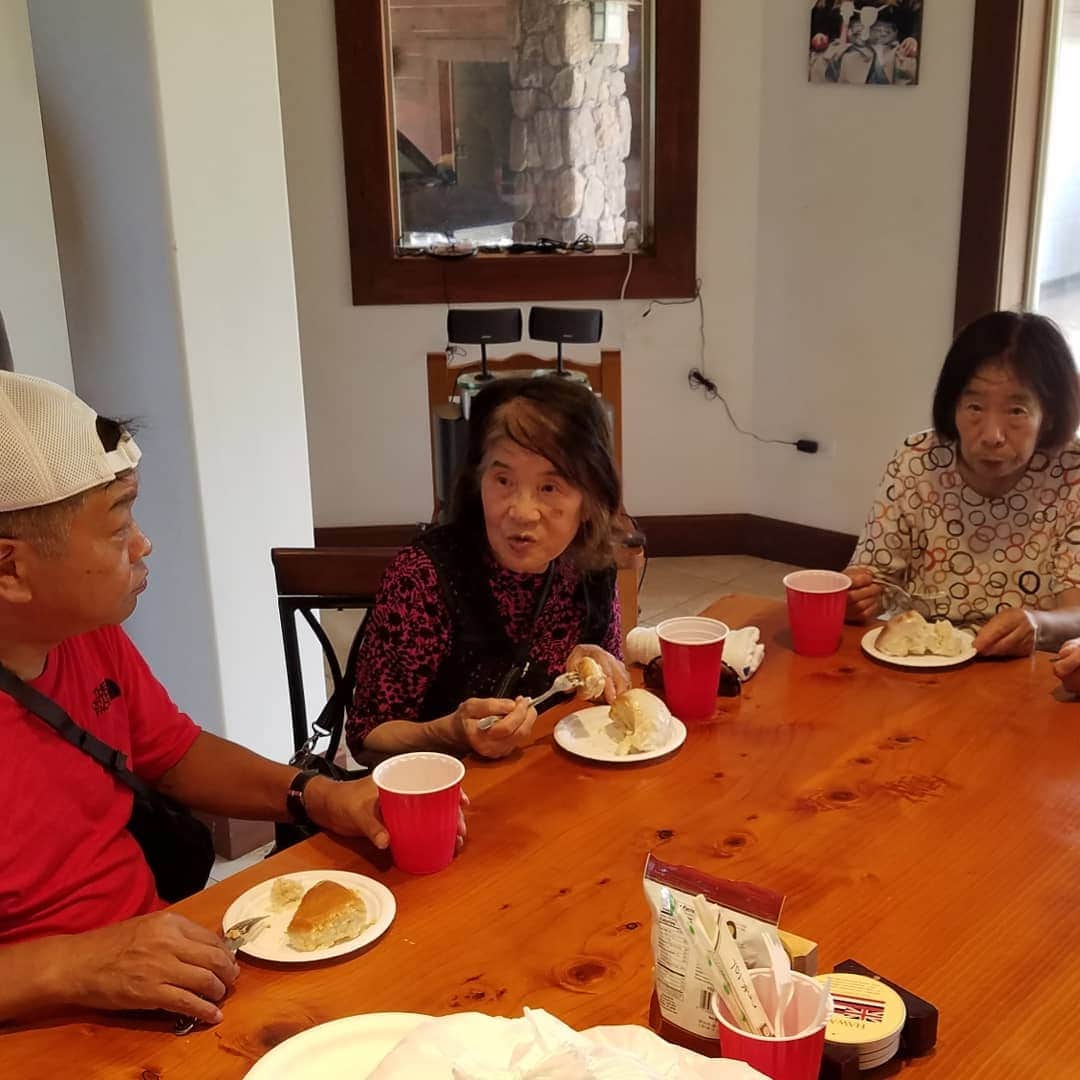 小錦千絵（TAUPOU）さんのインスタグラム写真 - (小錦千絵（TAUPOU）Instagram)「I love Samoan food♥️♥️ 突然日本からのお客様が家を見学に来ました❕KONIちゃんいてラッキー(^o^) #panipopo #suaesi #suafai #samoanfood #konishikishouse #konishiki夫妻 #KONISHIKI #小錦八十吉 #小錦千絵」6月30日 7時54分 - taupou52