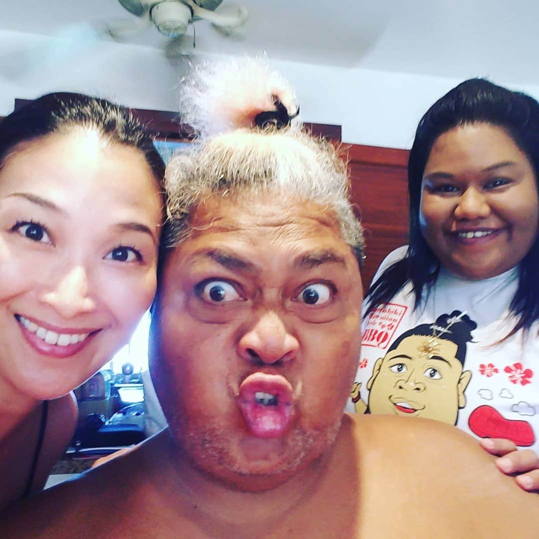小錦千絵（TAUPOU）さんのインスタグラム写真 - (小錦千絵（TAUPOU）Instagram)「I love Samoan food♥️♥️ 突然日本からのお客様が家を見学に来ました❕KONIちゃんいてラッキー(^o^) #panipopo #suaesi #suafai #samoanfood #konishikishouse #konishiki夫妻 #KONISHIKI #小錦八十吉 #小錦千絵」6月30日 7時54分 - taupou52