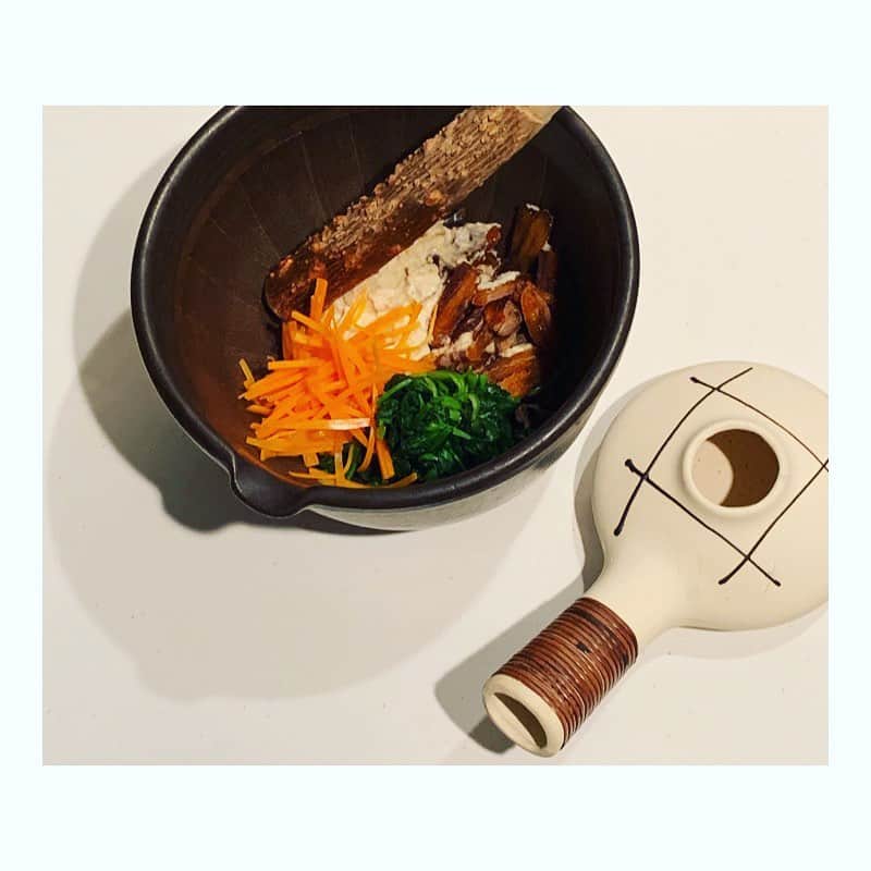 市橋有里のインスタグラム：「友人のリクエストで久しぶりに白和えを作ってみました。私のは祖母お手製の干し柿入り。いつからか気づけばこの味になっていたのだけど、もういつ作ったか覚えてないくらいで木綿豆腐か絹豆腐か⁈も忘れていた…でも友人がしっかりと覚えていてくれて味の記憶ってすごいなぁと改めて✨あとは、友人宅で大量の干椎茸があるそうなので、それを煮付けてできあがり♪今日も出張小料理屋、いってまいりますw ・ #白和え #味の記憶 #干し柿 久々に登場した #すり鉢 #ほうろく で煎った胡麻のこうばしいこと✨ #おうちごはん #小料理屋あり #weekend #cooking #instafood」