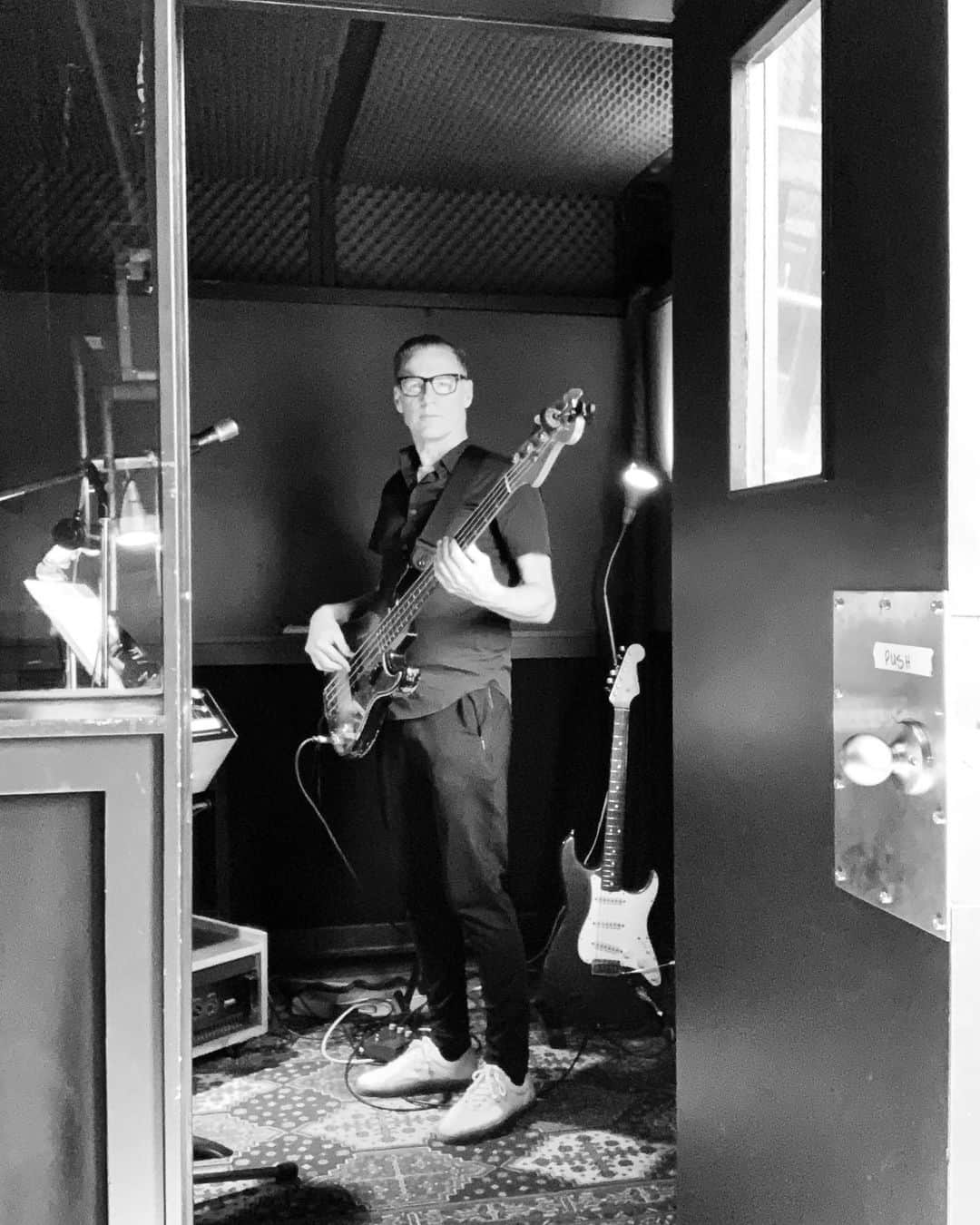 ブライアン・アダムスのインスタグラム：「Overdubbing bass, tracking new ideas, will any of them make it.. time will tell. #bryanadamsshinealight」
