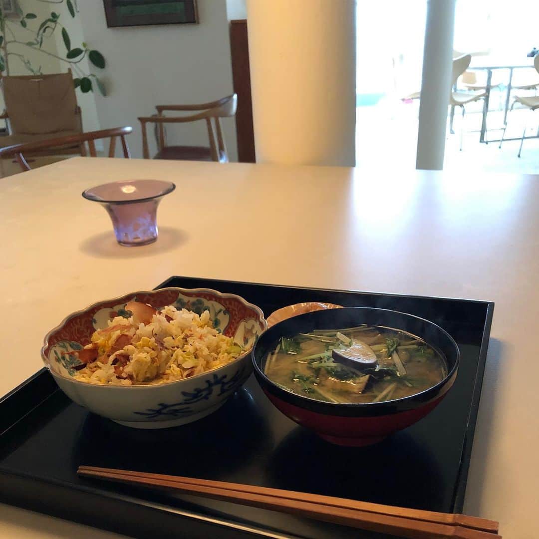 行正り香さんのインスタグラム写真 - (行正り香Instagram)「おはようございます。本日は、しらす、ねぎ、鰹節、卵チャーハンと、水菜と茄子のお味噌汁。健康ごはんでスタートです。#rikayukimasa #行正り香#健康朝ごはん」6月30日 8時01分 - rikayukimasa