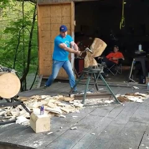 のインスタグラム：「Too many axe puns to choose from but we’re axetually excited to see @mattcogar practicing again! 👏😅#timbersports #compete #axe #games #redbull #givesyouwings」
