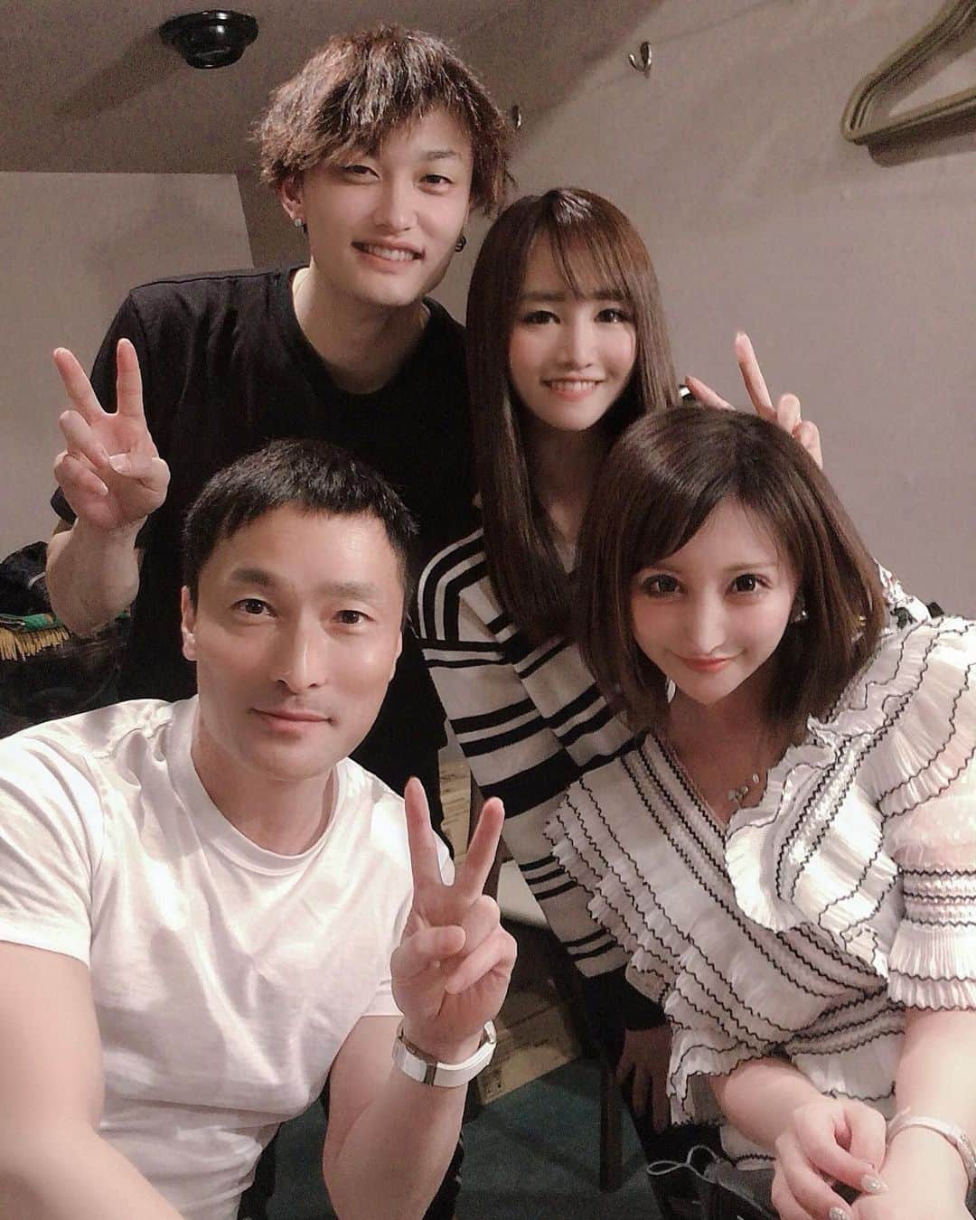 夢咲りおなさんのインスタグラム写真 - (夢咲りおなInstagram)「なおきくん💗あいみ ご結婚おめでとうございます💒💍 .  この日はしんちゃんとまみちゃんのお店に遊びに行った時に『今から来てよ』と無茶振りしてわざわざ三重から来てくれたあいみ(*/ｪ＼*)💗 . .  同じ職場で仲良くなって辞めてからも 仲良くしてもらってるお友達です♡⍢⃝ .  あいみは小さくて可愛いくて面白くて馬鹿も出来て男気もあってとても素敵な女の子です🌹 . .  旦那さんのなおきくんも優しくてイケメンで 3人でカラオケとボーリングしたのが懐かしいですw .  会って幸せを分けてもらいました♡⍢⃝ .  来月結婚式楽しみなだぁ♪*ﾟ( 'ω'  و( و"♪💗 . . ※しんちゃんのインスタが分からない。コメしてw . . . . . #名古屋#三重#愛知#結婚#婚約#夫婦#おめでとう#幸せになってね#美男美女#wedding」6月30日 8時16分 - yumerio0906