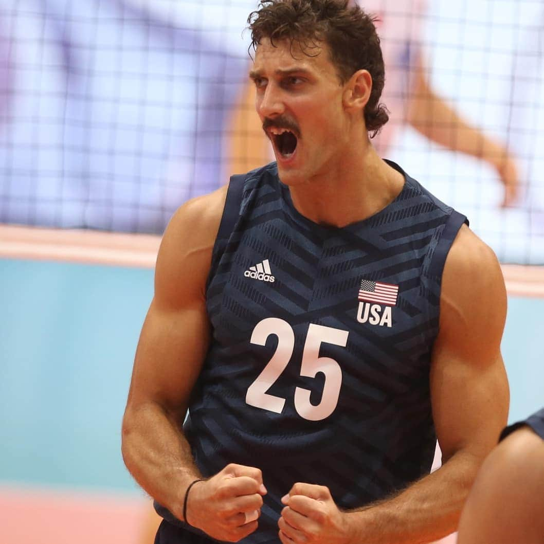 USA Volleyballさんのインスタグラム写真 - (USA VolleyballInstagram)「Did you hear?! 👂 The U.S. Men 🇺🇲 beat Serbia 🇷🇸, 3-1 on Saturday in #VNL. --- Last preliminary match is Sunday at 7a PT vs Iran 🇮🇷. Watch live on FloVolleyball.tv.」6月30日 8時17分 - usavolleyball