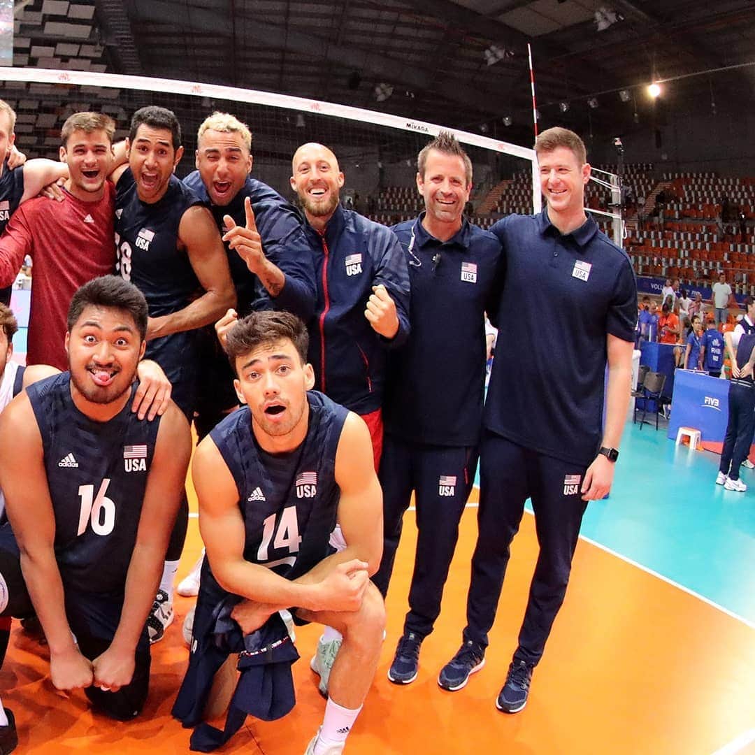 USA Volleyballさんのインスタグラム写真 - (USA VolleyballInstagram)「Did you hear?! 👂 The U.S. Men 🇺🇲 beat Serbia 🇷🇸, 3-1 on Saturday in #VNL. --- Last preliminary match is Sunday at 7a PT vs Iran 🇮🇷. Watch live on FloVolleyball.tv.」6月30日 8時17分 - usavolleyball