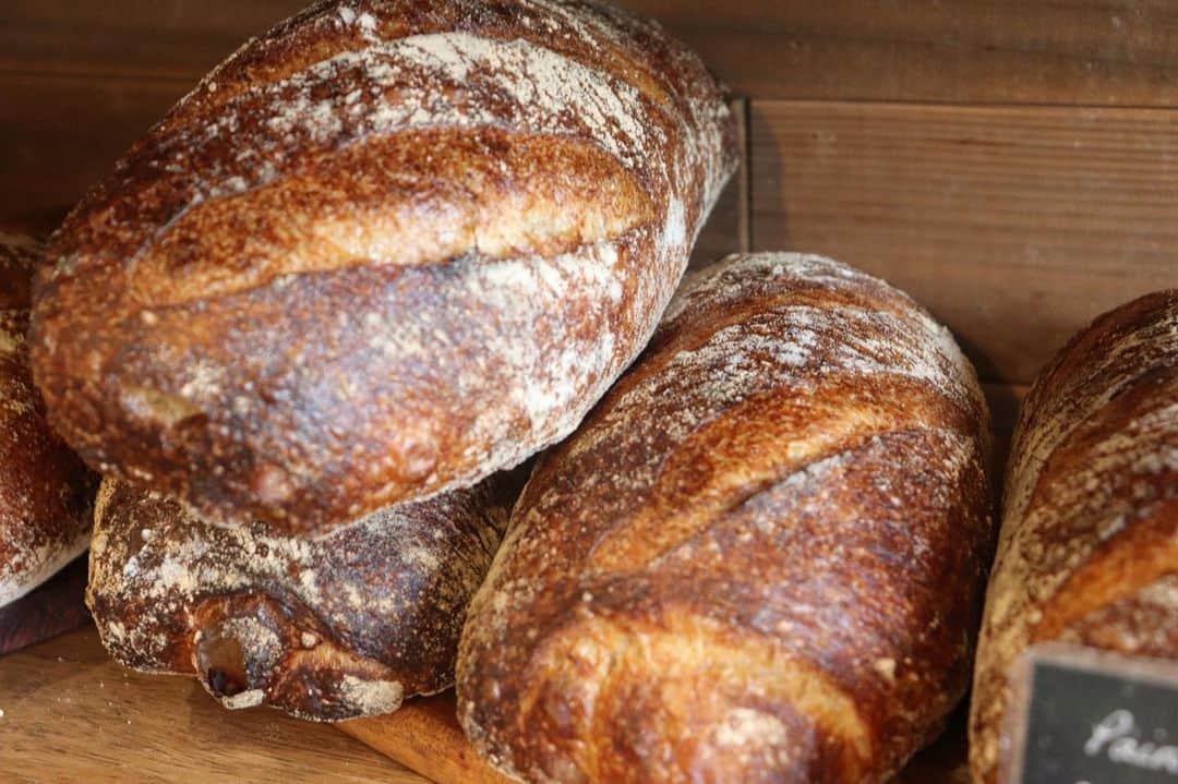 丘の上のパン屋 さんのインスタグラム写真 - (丘の上のパン屋 Instagram)「2019.06.30﻿ ﻿ おはようございます、﻿ 丘の上のパン屋です。﻿ ﻿ 6月最終日、朝8時から焼き立てパンを豊富にご用意してお待ちしております、よろしくお願いします。﻿ ﻿ 発酵バターのクロワッサン、パン・オ・ショコラが焼き上がっています。﻿ 毎日、クロワッサンとパン・オ・ショコラは8時オープンに焼きたてをご用意出来るようにしています。﻿ ぜひ、焼きてのクロワッサンをテラス席で召し上がっていただきたいです。﻿ ﻿ その他にも、カンパーニュ、バゲット、リュスティックなどのパンもご用意しています。﻿ ﻿ ﻿ パンの焼き上がり時間や種類は、サイトからご確認出来ますのでぜひどうぞ。﻿ プロフィールにURLを記載しています。（ @okanouenopanya ）﻿ ﻿ それでは、今日も焼き立てパンとともに﻿ 宜しくお願い致します。﻿ ﻿ ﻿ −−−−−−−−−﻿ ﻿ 💬 7月、8月の営業日について﻿ ﻿ ●7月8日(月)、9日(火)は「丘の上のパン講習会(中国の方向け)」のためお休み、10日(水)は振替休日となります。﻿ ﻿ ●7月29日～8月9日は台湾講習のためお休みとなります。﻿ ﻿ 変則になりますので、サイトのカレンダーをご確認ください。﻿ ﻿ −−−−−−−−−﻿ ﻿ 💬 マイバックのご持参ください﻿ ﻿ 19年8月から、レジ袋が1枚5円となります。﻿ ぜひマイバックのご持参お待ちしております。﻿ ゴミ削減にご協力お願い致します。﻿ ﻿ −−−−−−−−−﻿ ﻿ 💬 スタッフ募集中です﻿ ﻿ 新たに一緒に働いてくれる仲間を募集しております。﻿ ﻿ 応募方法は郵送となります。﻿ 詳細はサイトをご確認ください。﻿ ﻿ −−−−−−−−−﻿ ﻿ 💬 ご予約について﻿ ﻿ ●予約可能商品﻿ ・食パン ﻿ ・カンパーニュ﻿ ・バゲット﻿ ・エッグタルト﻿ ﻿ ※グルテンフリー米粉パン(プレーン、大納言)﻿ ※低糖質ふすまパン(3本から)﻿ ※一升パン﻿ (※は木、金のお渡しになります)﻿ ﻿ 📞 045-530-9683（クロワッサン🥐）﻿ ﻿ −−−−−−−−−﻿ ﻿ 🛒 オンラインショップ﻿ ﻿ グルテンフリーの米粉食パンの﻿ 通販を行っております。﻿ サイトからご確認ください。﻿ ﻿ −−−−−−−−−﻿ ﻿ 🏷﻿ #丘の上のパン屋 #クロワッサン #パンオショコラ #横浜 #青葉区 #たまプラーザ #ベーカリーカフェ #パン屋 #パン #パン屋さん #横浜パン屋 #🍞 #焼き立てパン #美しが丘 #美しが丘西 #田園都市線 #天然酵母 #国産小麦 #bakery #boulangerie #boulanger #yokohama#instabread #instafood #pane #sourdough #naturalyeast﻿ ﻿ ﻿」6月30日 8時17分 - okanouenopanya