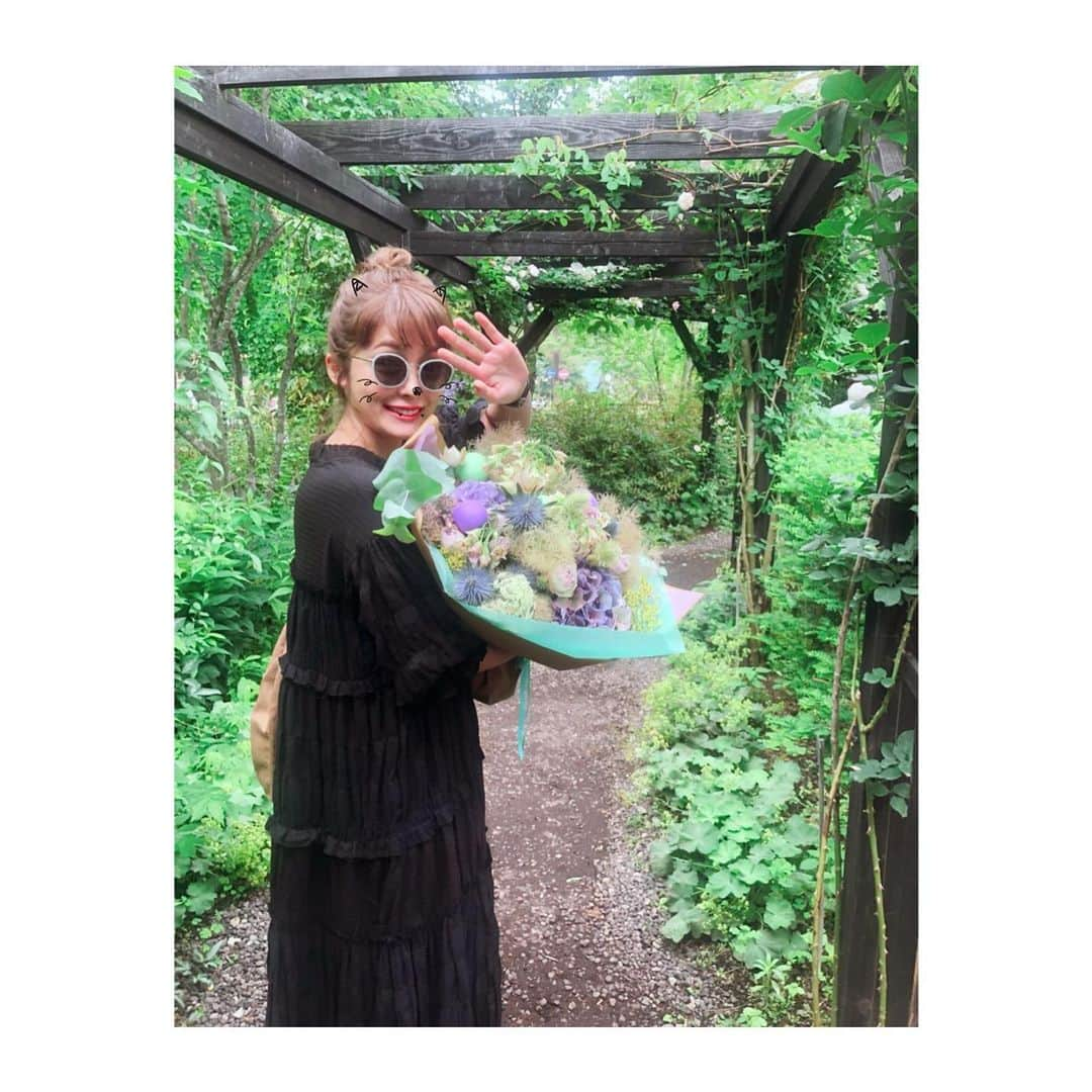 平山あやさんのインスタグラム写真 - (平山あやInstagram)「おやすみなさい🌙🌙🌙 #goodnight  #ワンピースはsolov 👗 #お花はtenのなおちゃん 💐」6月29日 23時30分 - aya_hirayama