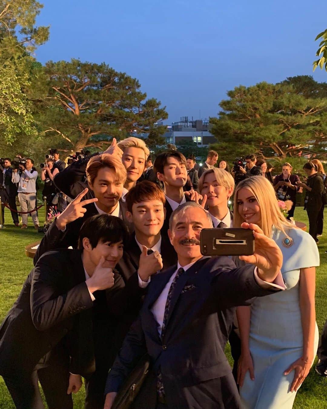 EXOさんのインスタグラム写真 - (EXOInstagram)「Thank you for your love and support for EXO! Hope to see you again!! #엑소 #EXO #weareoneEXO‪ @weareone.exo @thebluehouse_kr @ivankatrump」6月29日 23時27分 - weareone.exo