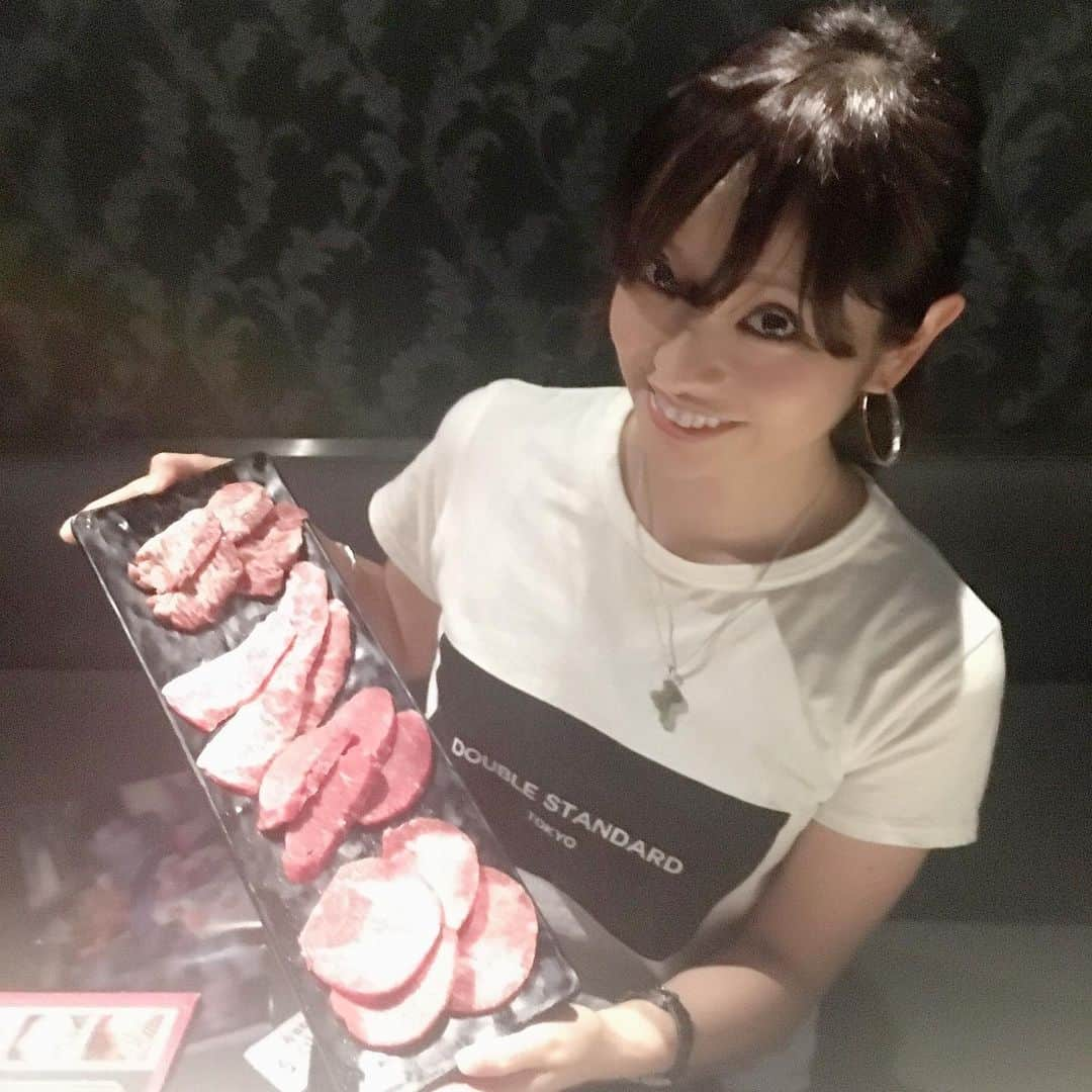 SHUUBIさんのインスタグラム写真 - (SHUUBIInstagram)「29日、、肉の日ですね！  念願の焼肉を食べる5秒前の写真！！！ 食べ放題ですよ😍  あー食べた食べたー！！！！！！！ タンパク質しっかり食べて、はりきります！！！ #shuubi #シンガーソングライター #肉の日 #焼肉 #食べ放題 #もう食べれない #ごちそうさまでした #山形牛」6月29日 23時34分 - shuubihidemi