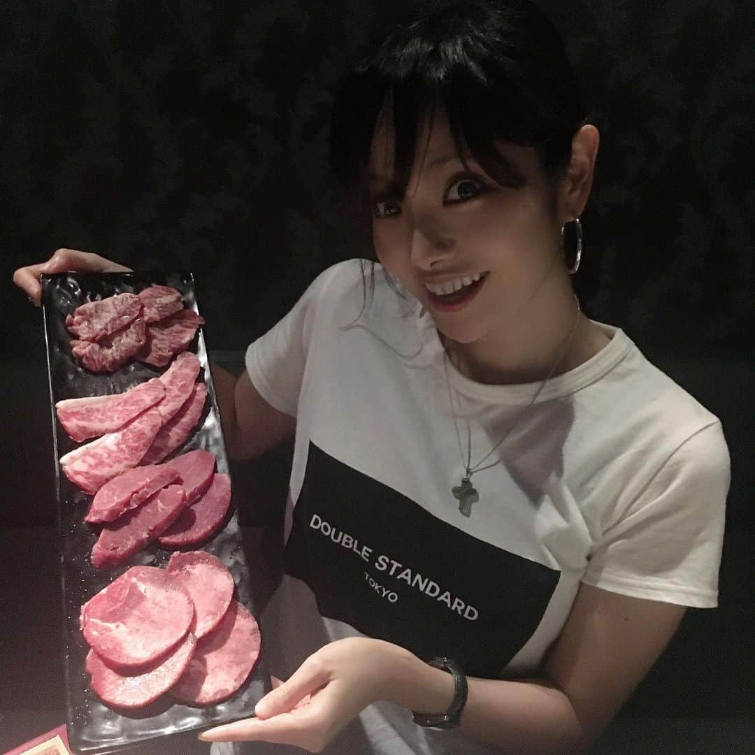 SHUUBIさんのインスタグラム写真 - (SHUUBIInstagram)「29日、、肉の日ですね！  念願の焼肉を食べる5秒前の写真！！！ 食べ放題ですよ😍  あー食べた食べたー！！！！！！！ タンパク質しっかり食べて、はりきります！！！ #shuubi #シンガーソングライター #肉の日 #焼肉 #食べ放題 #もう食べれない #ごちそうさまでした #山形牛」6月29日 23時34分 - shuubihidemi