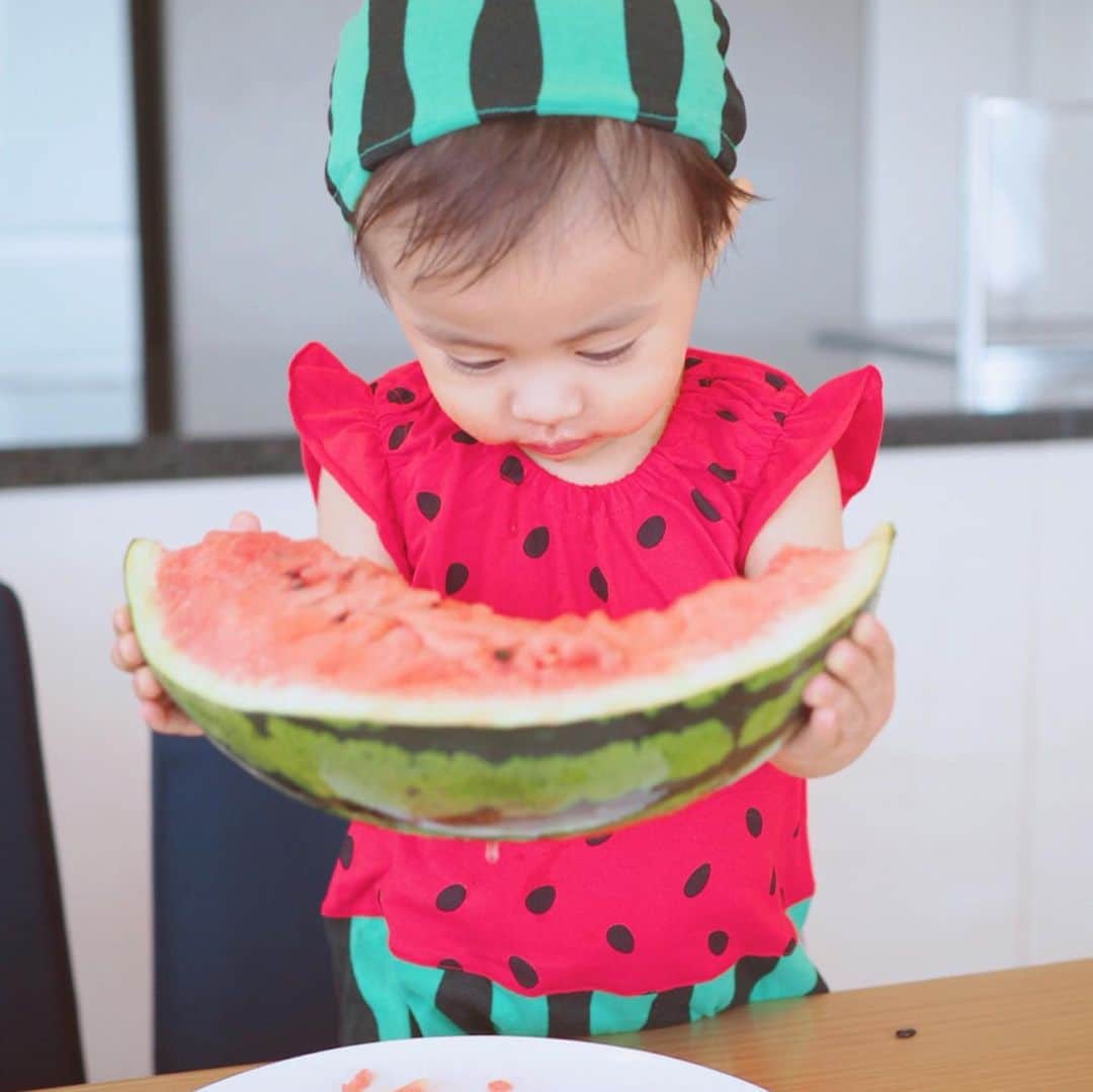 A_kun*mamaさんのインスタグラム写真 - (A_kun*mamaInstagram)「﻿ 🍉🍉スイカボーイ🍉🍉👦🏻❤️﻿﻿ ﻿ ﻿﻿ ほぼ2年前だって懐かしい〜🥺✨✨✨﻿﻿ ﻿ ﻿ ﻿今はもう幼稚園児になって﻿ 毎日迎えに行ったら﻿ 「ママ大好きだよぉ❤﻿ ママにプレゼント🎁だよー」って﻿ 手のひらいっぱいの﻿ ダンゴムシをくれます😱🤭😫😂笑﻿ ﻿ あぁ〜成長したなぁ← ﻿😀﻿ ﻿」6月29日 23時34分 - aaaooo121