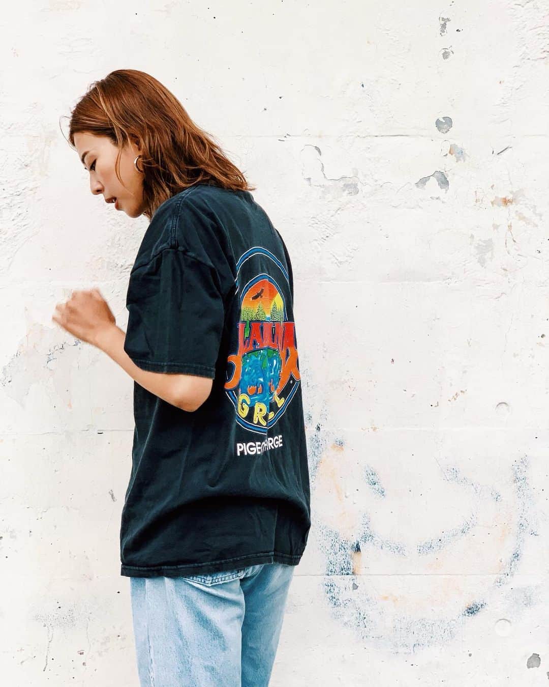 吉田夏海さんのインスタグラム写真 - (吉田夏海Instagram)「古着って可愛いよな〜💛 . クタッとした質感がたまらない🥰 . 最近はバックプリントあるTシャツが好き⚡️⚡️⚡️ . #litvintage  #vintage  #vintagefashion」6月29日 23時35分 - natsumiiiiiiiiiii