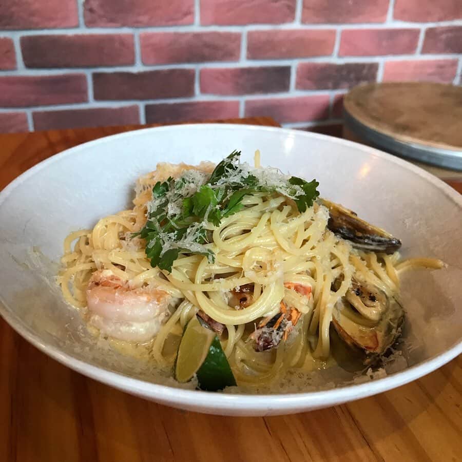 大西蘭さんのインスタグラム写真 - (大西蘭Instagram)「・ BedokにあるRefuel Cafe☕️ ・ 普通のHDBの下にこんなオシャレなカフェがあるなんてびっくり‼️ ・ メニューも豊富で、どれも気になる✨ ・ Creamy Shrimps & Mussels pastaは、トムヤンクン風味で東南アジアらしい味付け。こんな味のパスタは初めてでしたが、パクチーがよく合って美味しかった😋 ・ パンケーキもサーモンと卵とメープルシロップ、バターが合わさって絶妙でした🍴ボリュームも十分😆 ・ また他のメニューも食べに行きたい💕 ・ ・ @refuelcafesg  #シンガポール暮らし #シンガポールグルメ #シンガポールカフェ #bedok #refuelcafe #singaporecafe」6月29日 23時36分 - onishiran