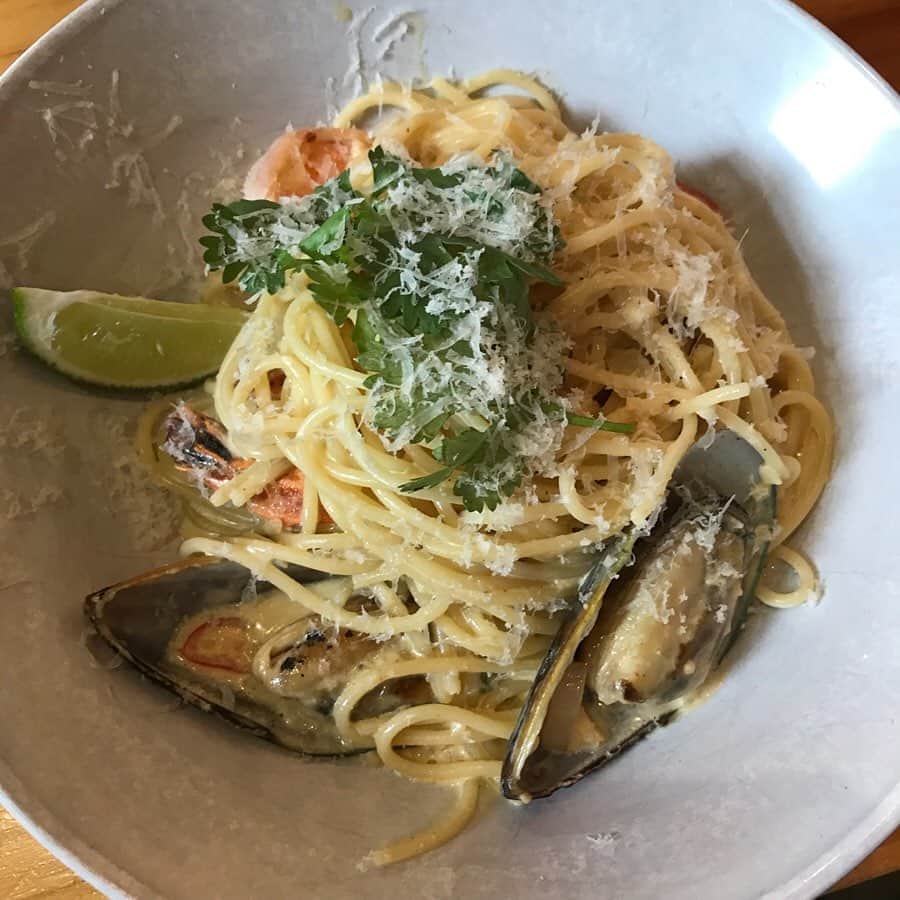 大西蘭さんのインスタグラム写真 - (大西蘭Instagram)「・ BedokにあるRefuel Cafe☕️ ・ 普通のHDBの下にこんなオシャレなカフェがあるなんてびっくり‼️ ・ メニューも豊富で、どれも気になる✨ ・ Creamy Shrimps & Mussels pastaは、トムヤンクン風味で東南アジアらしい味付け。こんな味のパスタは初めてでしたが、パクチーがよく合って美味しかった😋 ・ パンケーキもサーモンと卵とメープルシロップ、バターが合わさって絶妙でした🍴ボリュームも十分😆 ・ また他のメニューも食べに行きたい💕 ・ ・ @refuelcafesg  #シンガポール暮らし #シンガポールグルメ #シンガポールカフェ #bedok #refuelcafe #singaporecafe」6月29日 23時36分 - onishiran