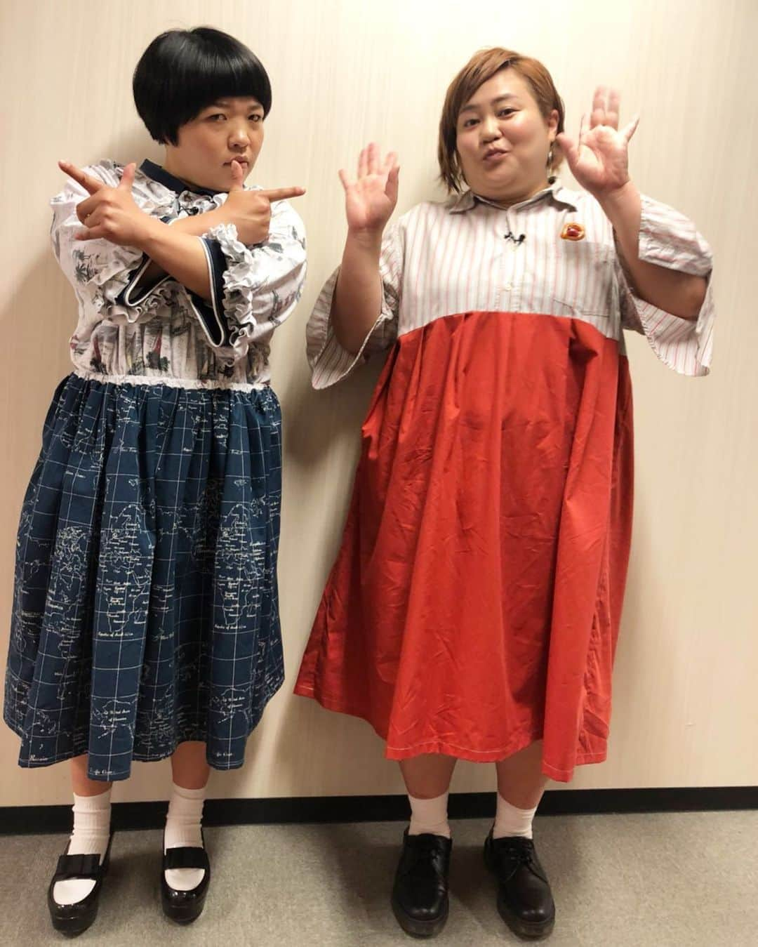 おかずクラブさんのインスタグラム写真 - (おかずクラブInstagram)「Today👚👗👠 こんばんはー🌜 スタイリストです！ 雨ですね。。。☔️ 今日の #ドッキリGP の衣裳です！ 2人ともワンピースです！ そして、ゆいPさんの髪色がだいぶ明るくなってまいりました！ 前回の投稿へのコメントでもたくさんあったけど、お団子ゆいPさんの可愛いけど、今の短い感じも似合ってますよね！！ オカリナ⭕️ リメイクワンピース👉amatunal @amatunal_laforetharajuku  その他👉スタイリスト私物  ゆいP⭕️ リメイクシャツワンピース👉amatunal @amatunal_laforetharajuku  靴👉Dr.Martens @drmartens_japan  その他👉スタイリスト私物  #おかずクラブ #okazugram」6月29日 23時37分 - okazu_club