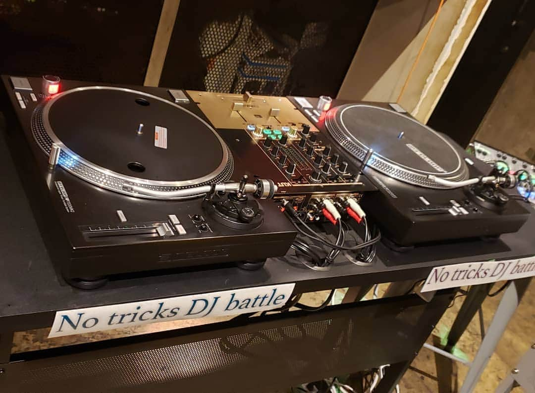 山本祐香さんのインスタグラム写真 - (山本祐香Instagram)「NO TRICKS DJ BATTLE : 2019 vol.1  スクラッチのみの勝負、面白かった😊  音飛びで優勝候補が1回戦敗退したけど、MCの人が「音飛びがあるところもレコードの良さ。今は音飛びしない機材もあるけど音飛びで敗退っていうのがあるところがいい」というようなことを言っていて、まさに私がこの前言っていたことだ！と思った。  優勝はITACHIさん✨ 速いビートが得意なのか、決勝の速いビートでやった2本がとても良かった。 ・ 準決勝で負けちゃったけど、個人的に好きだったのはKEIさん✨ 北海道から来たと言っていたので最初は地元愛で気になったけど、指が柔らかくて繊細なのが心地良かった。  音楽に餓えた数年間を過ごしていたから、今年は野球を少し減らして音楽をよく聴くようになったけど、もう少しライブやクラブにも行きたい。  とりあえず家に帰ったらターンテーブル触る😊笑  #records #scratch #battle #dj #notricks #レペゼン北海道 #live #club #shibuya #梶田ガクシ さんと行った」6月29日 23時38分 - yuukayamamoto89