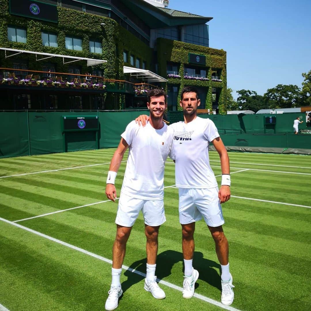 カレン・ハチャノフのインスタグラム：「Caption this 😂🤔 Always fun times on court with @djokernole  // Кто придумает смешную подпись? #Wimbledon #SW19」
