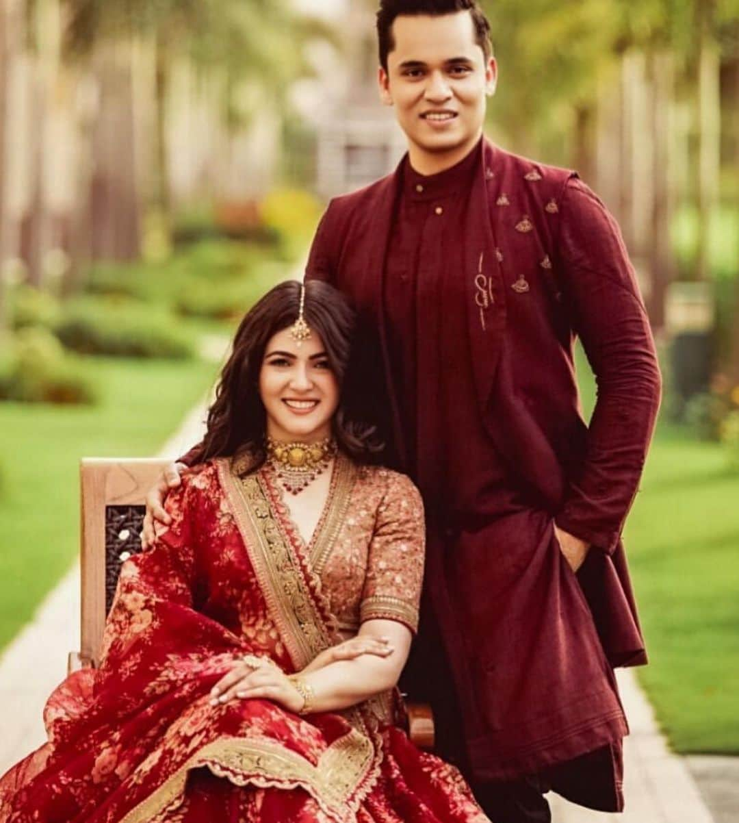 Indianstreetfashionさんのインスタグラム写真 - (IndianstreetfashionInstagram)「This bride to be is totally selling us on this rust raspberry floral red lehenga 😍 #indianstreetfashion #indianwedding  #wedding #weddingsofinstagram #instawedding  #indianwedding #bridesofindia #bridesofinstagram #indianbridaloutfit #weddinglook  #bridallook #bridestyle #weddingtrend #trend #bridaljewelry #jewellery #weddinginspo #weddingplanner #weddingblogger #weddingplanner #destinationwedding @medhatyagi_offical | @sabyasachiofficial」6月29日 23時47分 - indianstreetfashion