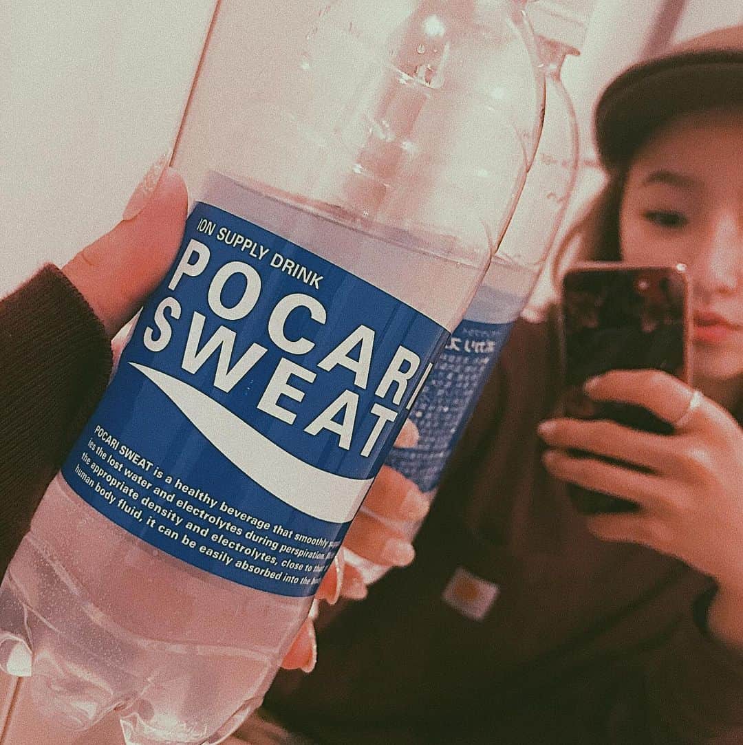 Rioさんのインスタグラム写真 - (RioInstagram)「Don't forget to stay hydrated ⚠️ because🌈Summer is just around the corner🏊‍♀️🍉🌴!! yay #ポカリスエット」6月29日 23時48分 - rioflake0107