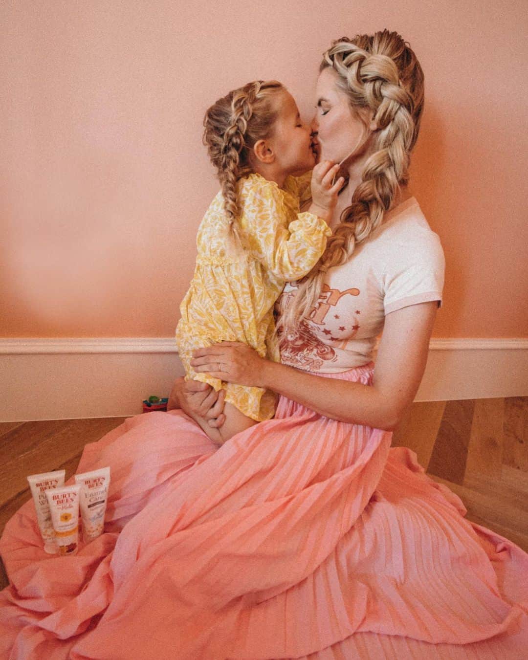 Amber Fillerup Clarkさんのインスタグラム写真 - (Amber Fillerup ClarkInstagram)「Kisses.. but first, @burtsbees toothpaste 😜 jokes buuuut we are packing for our Fourth of July trip to Tahoe so go to my stories to see a few things I am bringing for our trip! #BurtsBeesToothpaste #AvailableAtTarget #ad」6月29日 23時45分 - amberfillerup