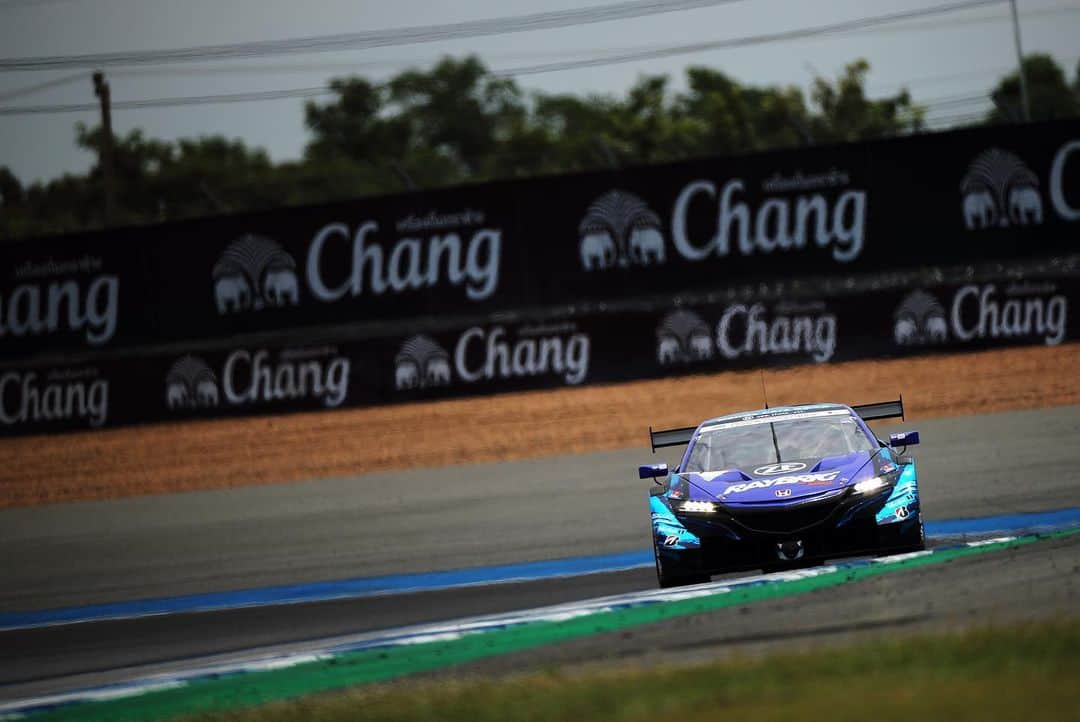 ジェンソン・バトンさんのインスタグラム写真 - (ジェンソン・バトンInstagram)「From 14th in Practice to 7th in Qualifying you could say we made some good progress here at Chang, Thailand rd4 @supergt_official , If it continues on that trajectory we should Win the race tomorrow! 😬Good job today @naokiyamamoto_official & @team_kunimitsu_official. Gonna give it a good nudge when the lights go out tomorrow! 👊🏽📸by @shigeyoshi_male . . . . . #supergt #santandercycles #baylisandharding #araihelmet #kizuna」6月29日 23時45分 - jensonbutton