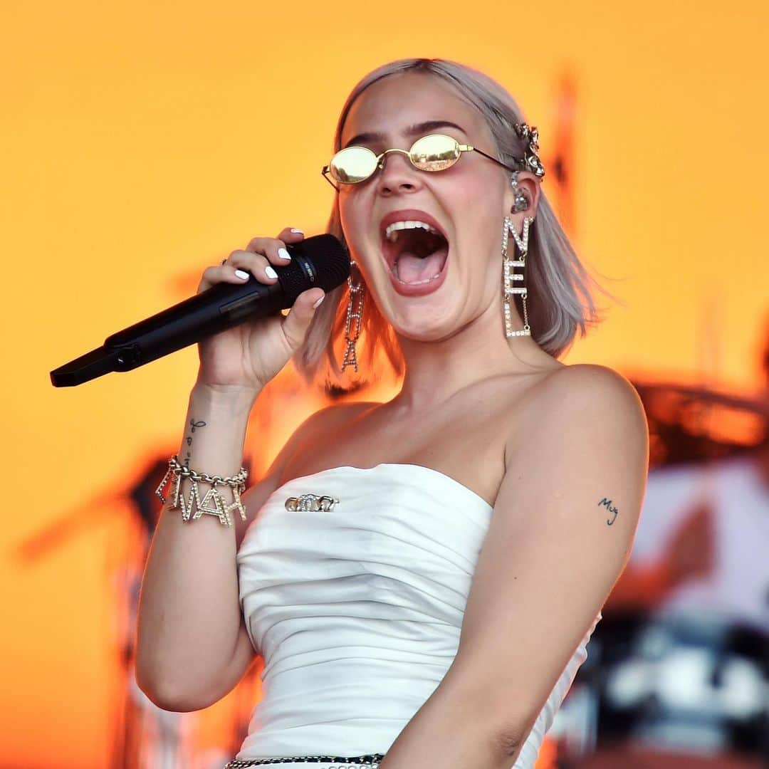 BBC Radioさんのインスタグラム写真 - (BBC RadioInstagram)「Zoom in on @annemarie’s tattoo for a surprise ☕️😂 As usual, a 10/10 performance from our fave ❤️ #glastonbury2019 #bbcglasto」6月29日 23時50分 - bbcradio1