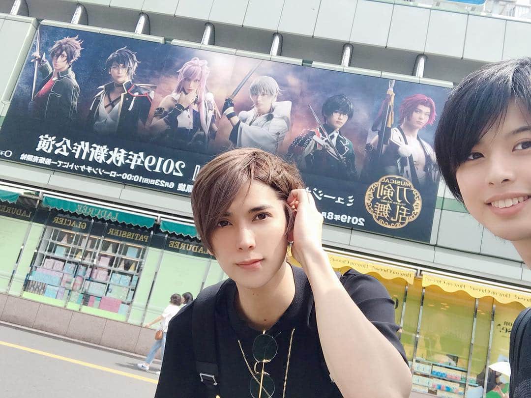 仲田博喜のインスタグラム：「先日、新宿の巨大広告見てきました！  今日までだったみたいですね。 皆さんは見れたかな？(^^) 今日は稽古はオフだったので、溜まっていた洗濯物が出来てスッキリ。  オフだけど考える事は沢山(*´-`) 明日からも頑張りましょう！  #刀ミュ #新宿 #巨大 #広告 #耳かけ」