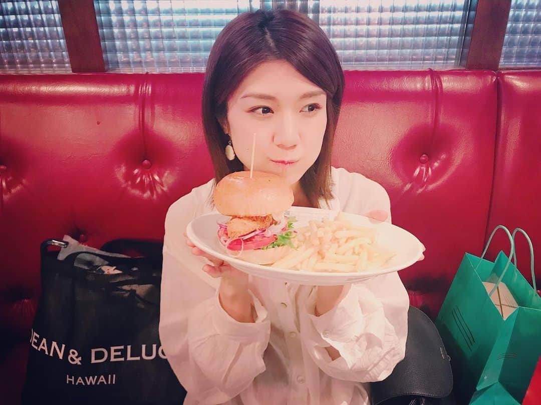 藤木由貴さんのインスタグラム写真 - (藤木由貴Instagram)「happy？✨🤤🍔 . #café #burger #fish #mylove #akihabara #japan」6月29日 23時53分 - yuki.grm