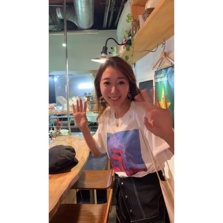 のインスタグラム：「②さっきの続き🎬 ・ ・ ・ ・ サプライズ🤫㊙︎ ・ ・ ・ ・ 第一声はMovie①見てね🙈 ・ ・ ・ ・ まずドアの開け方から上手くいかず、致命的なミスとしてお花で顔を隠していたのに声でバレてた😂😂😂 ・ ・ ・ ・ サプライズ、ぬるっと失敗🤣💔www ・ ・ ・ ・ 予告なしで福岡にいる大切な友達のお店に飲みに行くとゆうサプライズでした💐😊✈️明日6月30日(日)でCLOSEになるためお疲れ様〜👏＆乾杯を😋🍻🎊 ・ ・ ・ 地元の方々に愛される大人気の唐揚げ屋さん🍗✨計画よりも早く次なるステップに進むこととなったがゆえのCLOSEなのです😋🎊 ・ ・ ・ 3年半本当にお疲れさまでした✨ 美味しかったなぁ〜🤤🍗😌💕✨ ・ ・ ・ (結局常連さん達と閉店時間までず〜っと飲んじゃった🤣🍗🍺笑) ・ ・ ・ #福岡 #fukuoka #サプライズ #お疲れさま #乾杯 #🍻」