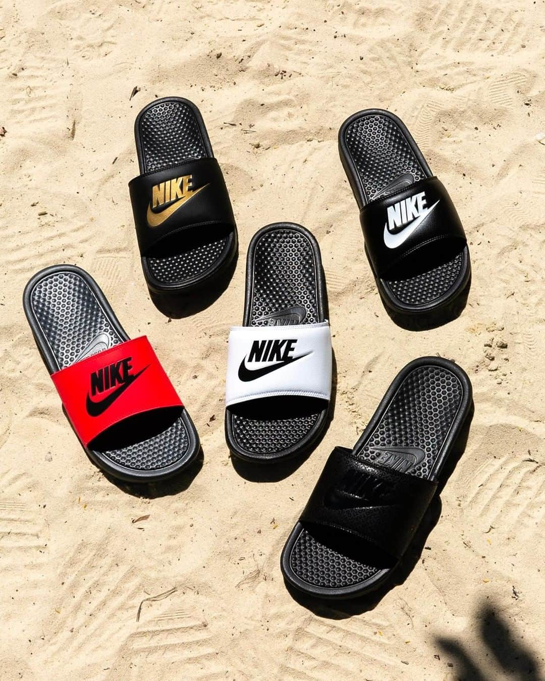 Foot Lockerさんのインスタグラム写真 - (Foot LockerInstagram)「Y'all wearing socks with these even on the beach too? 🤣👣🌴 #Nike Benassi JDI Slides Available Now, In-Store and Online」6月30日 0時01分 - footlocker