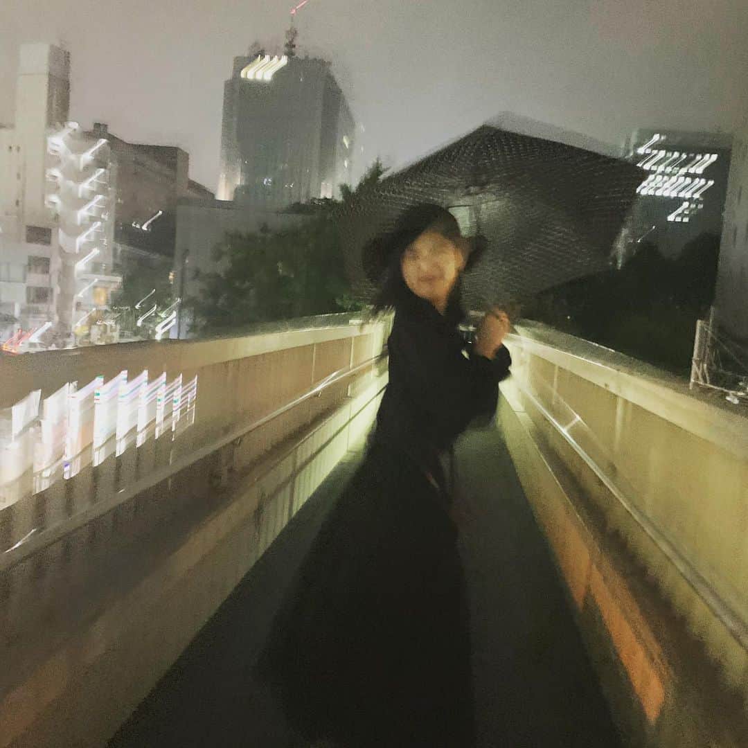 歌田初夏さんのインスタグラム写真 - (歌田初夏Instagram)「ぶちゃいくだけど笑ってるんだろうなっていうのはわかるお写真  妹に頼むと全部こうなる  でも母に頼むと3割くらい指が入ってる  誰に頼めばいいのだ、、 #歩道橋 #ボケ #ピン」6月30日 0時13分 - utahatsu78