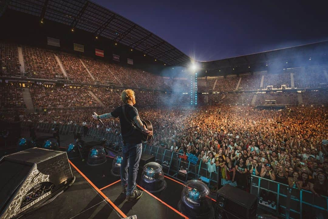 エド・シーランさんのインスタグラム写真 - (エド・シーランInstagram)「Klagenfurt night #1 📸 @zakarywalters #dividetour」6月30日 0時07分 - teddysphotos